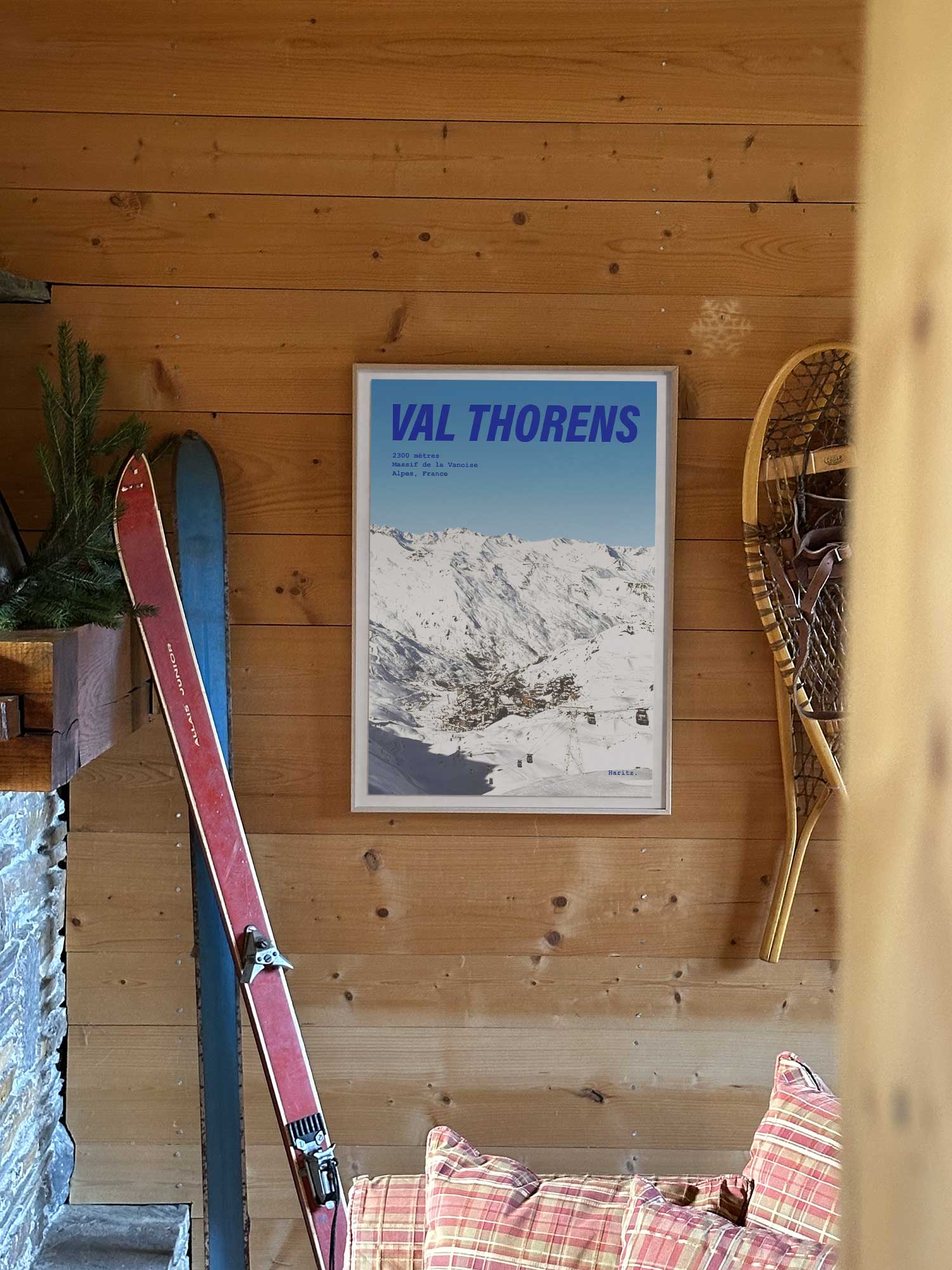 Affiche Val Thorens vintage encadrée sur un mur en bois dans un salon de montagne — panorama du village et massif de la Vanoise à 2300 mètres, photographie argentique Haritz