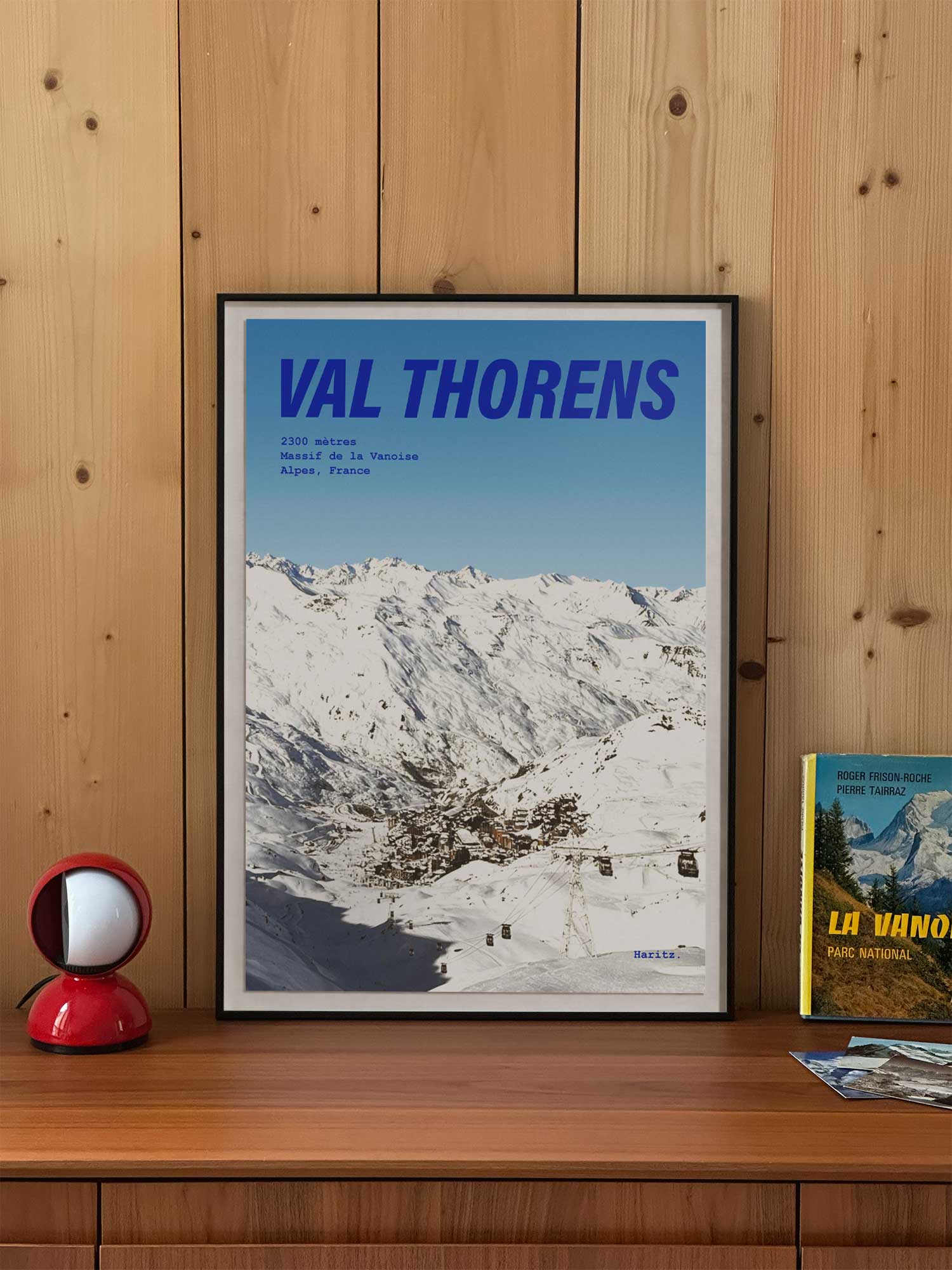 Affiche Val Thorens vintage encadrée posée sur meuble en bois — panorama du village et massif de la Vanoise à 2300 mètres, photographie argentique Haritz