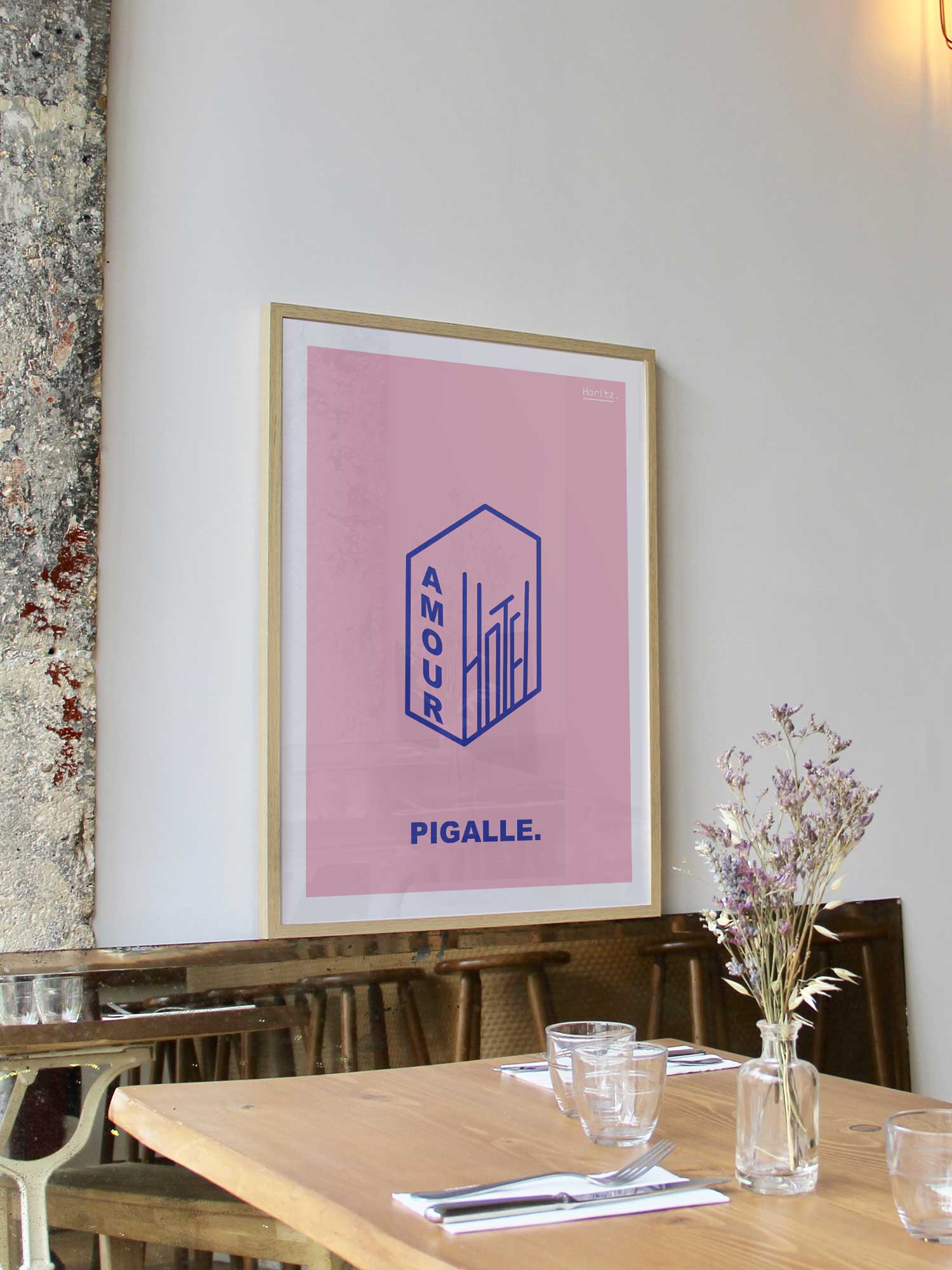 Affiche Hotel Amour de Haritz encadrée dans un restaurant bistrot parisien au style minimaliste et branché.