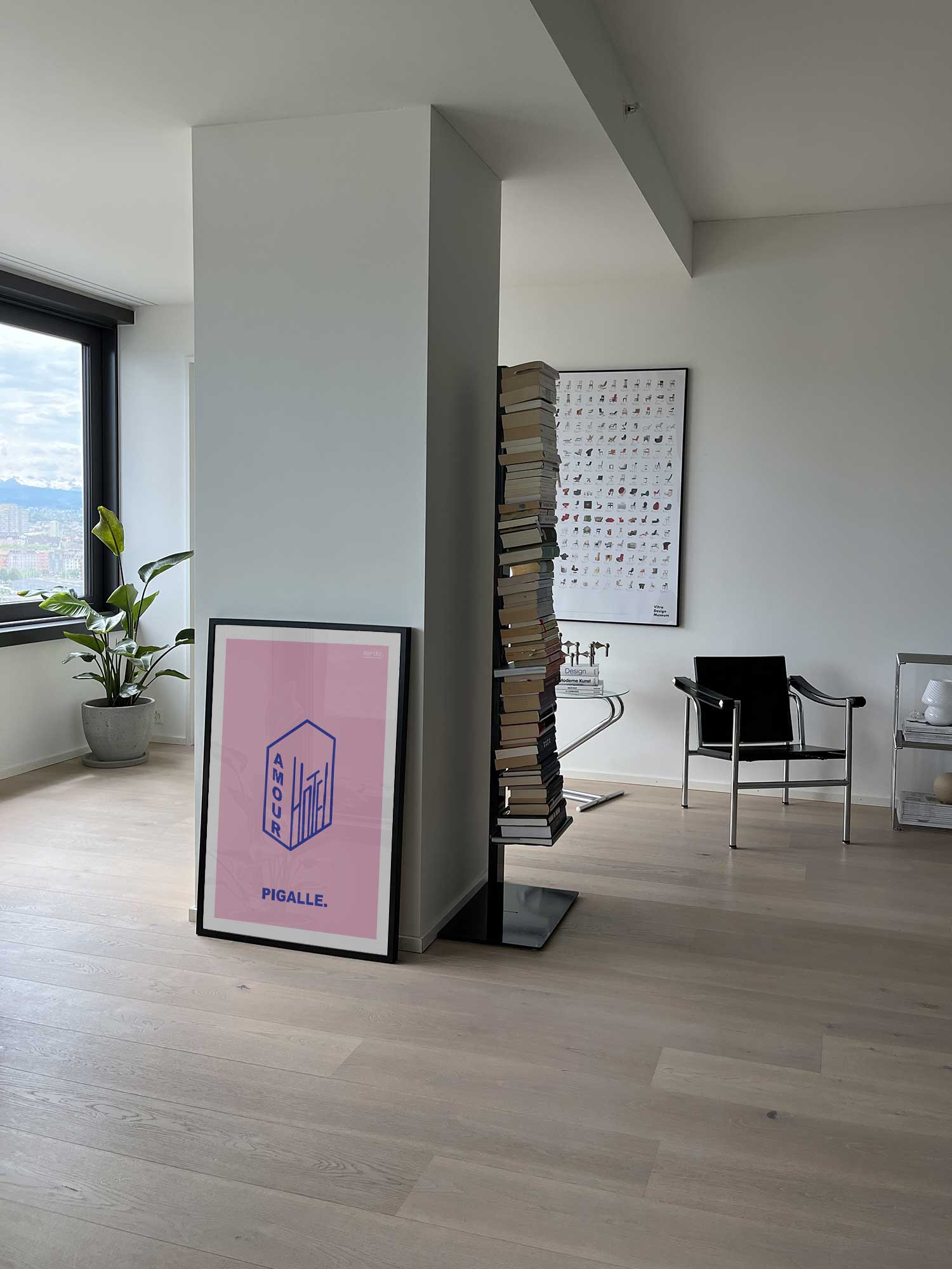 Affiche Hotel Amour de Haritz posée au sol dans un salon moderne et lumineux.