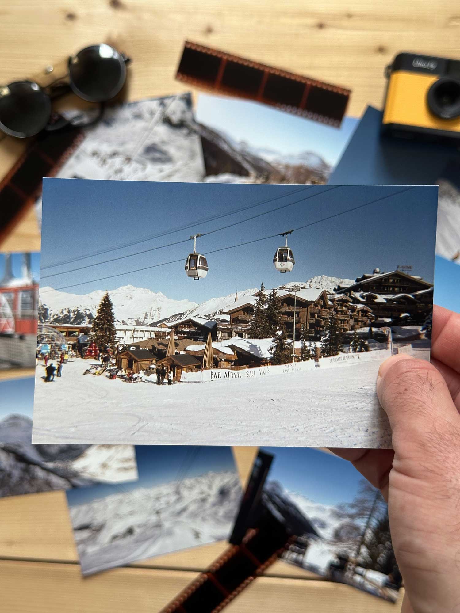 Photographie argentique Haritz du front de neige de Courchevel 1850 montrant les hôtels et chalets avec deux télécabines
