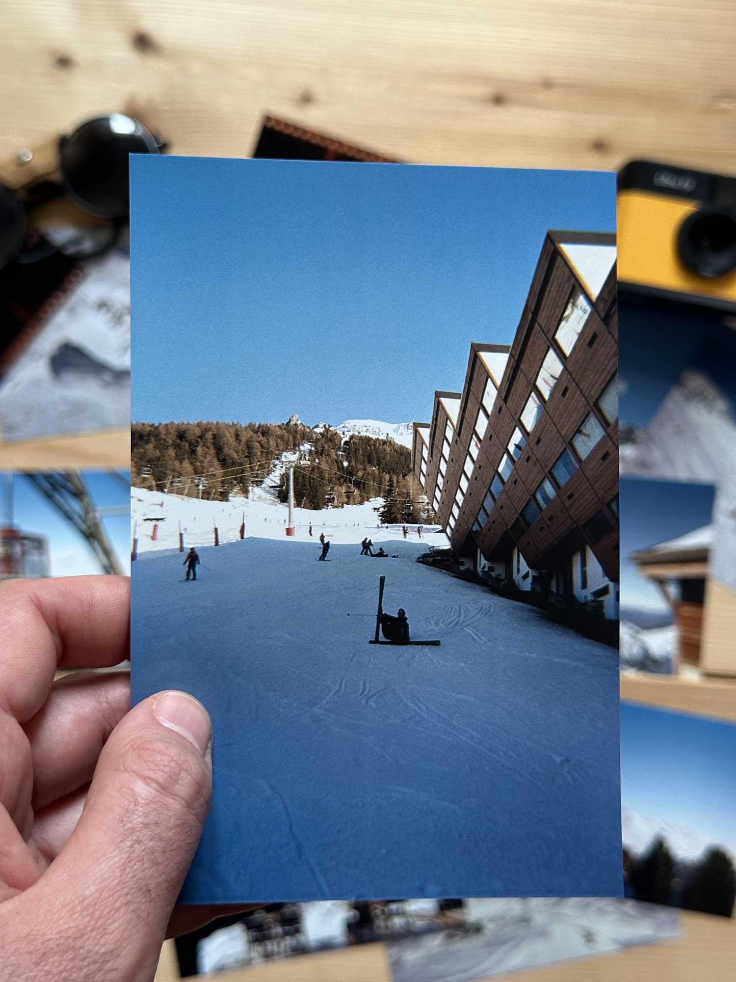 Photographie argentique Haritz des Arcs 1600 montrant les pistes et un immeuble des Arcs