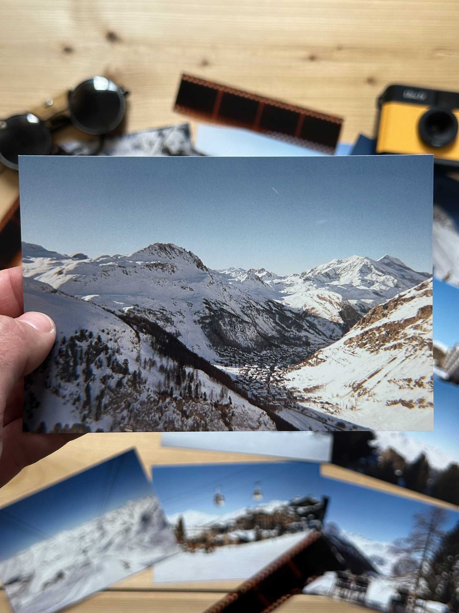 Photographie argentique Haritz du panorama de Val d'Isère vu du fornet. La photo montre Val d'Isère et les sommets autour