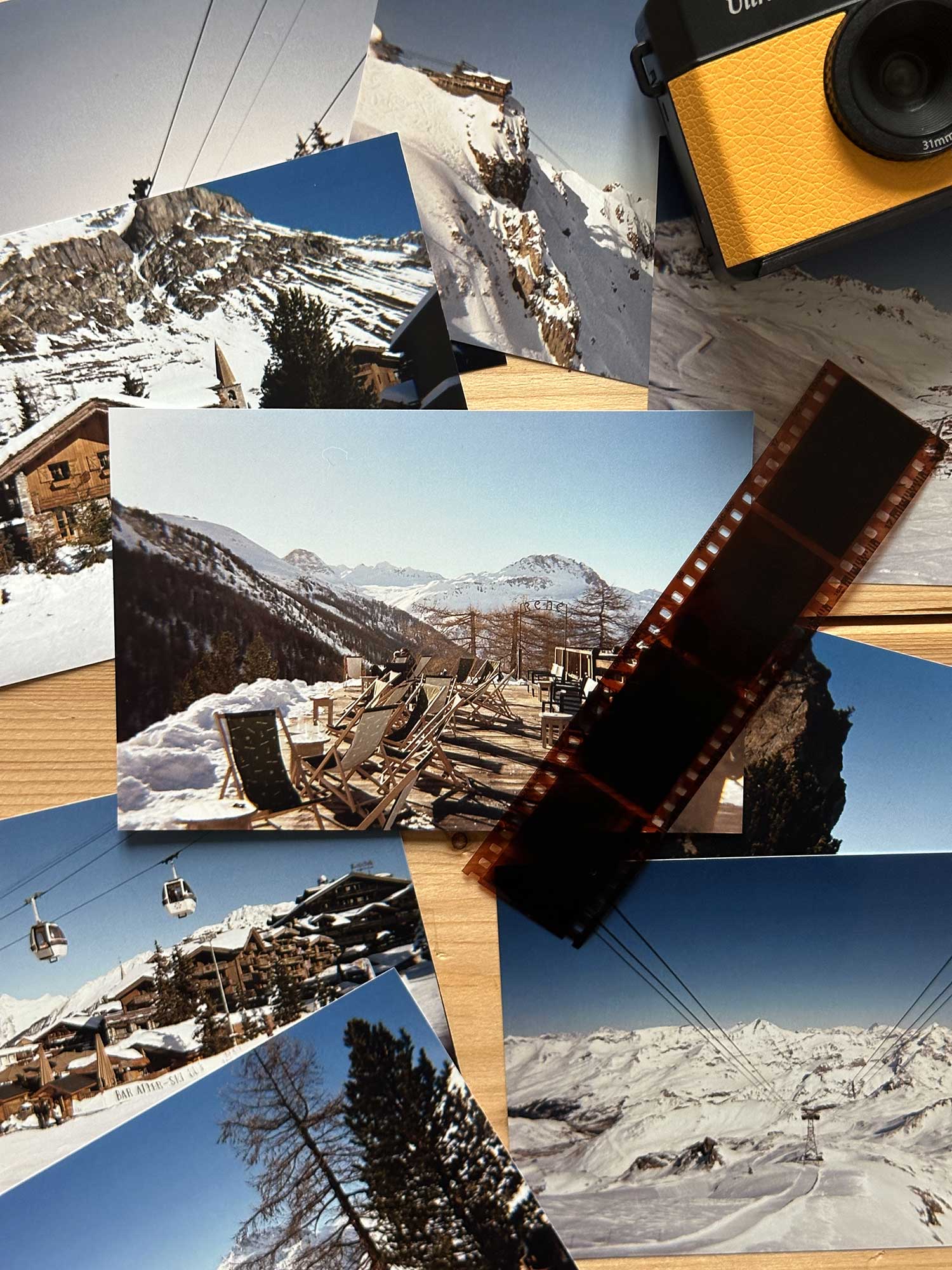Photographie argentique Haritz d'une terrasse de montagne à Val d'Isère avec des transats