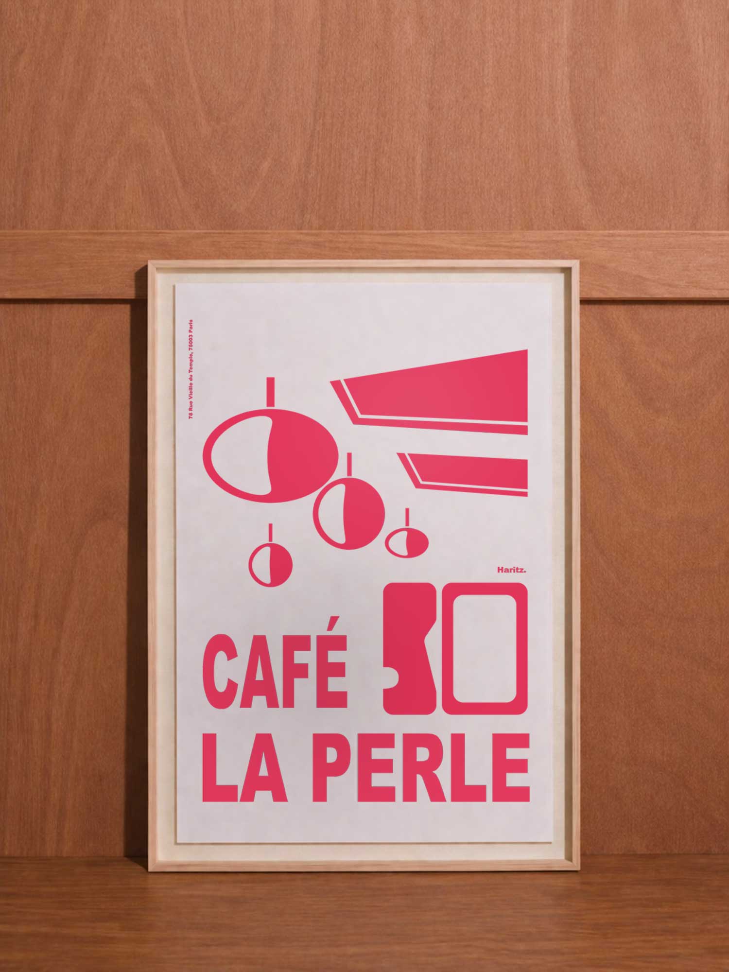 Affiche contemporaine de décoration Haritz "Café La Perle" - design graphique rose fuchsia avec luminaires et verre, illustration minimaliste Marais Paris, cadre bois naturel