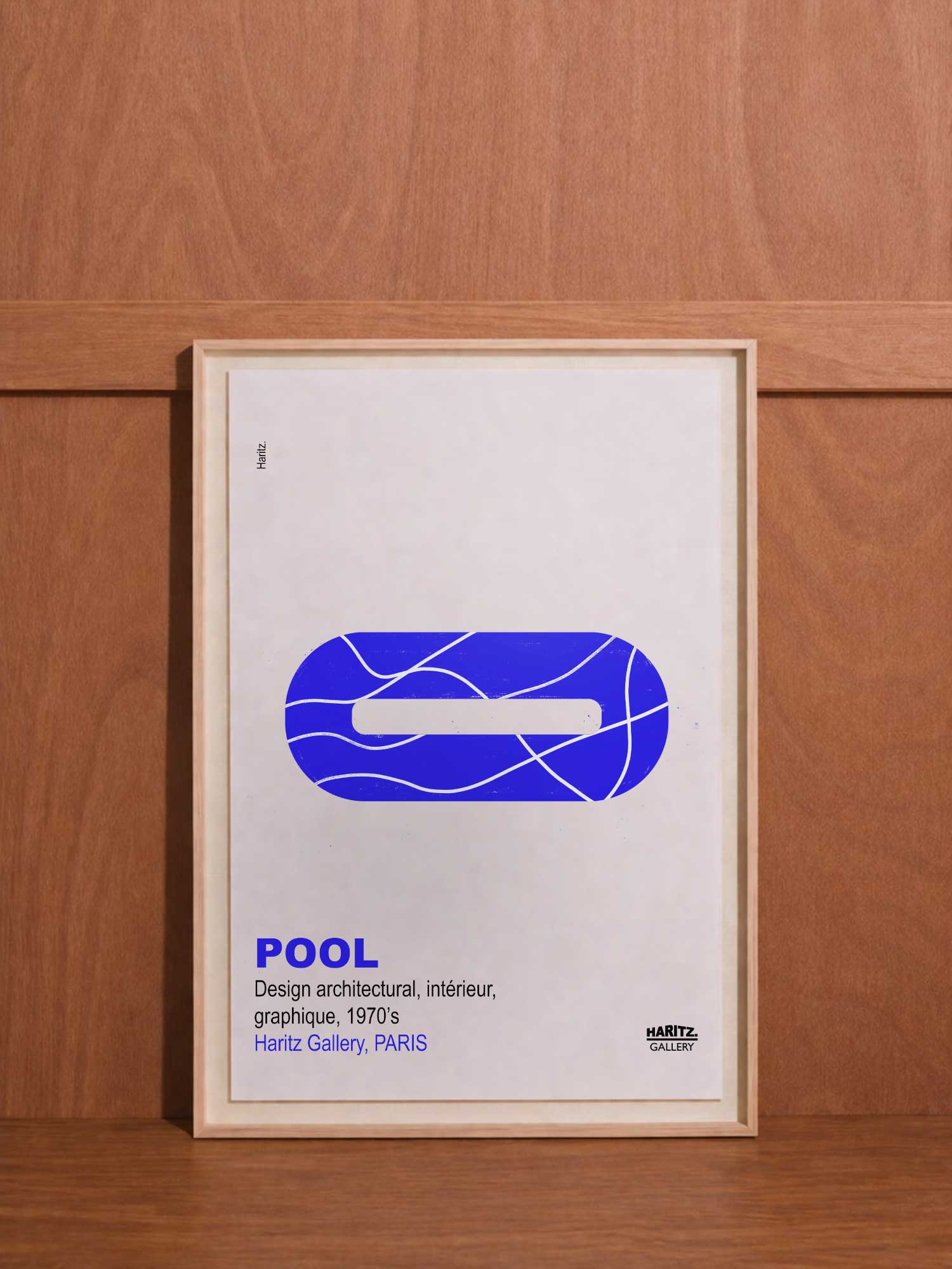 Affiche contemporaine Haritz "Pool" - design graphique minimaliste bleu cobalt représentant une piscine vue du dessus, style architectural années 1970, cadre bois nature