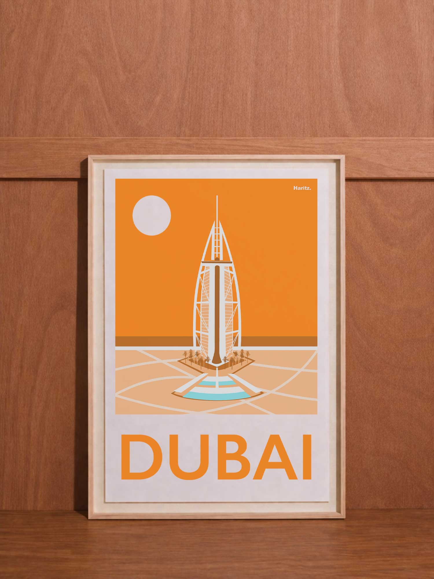 Affiche contemporaine Haritz "Dubai" - design graphique minimaliste orange représentant un monument architectural iconique avec fontaine, style vintage Émirats, cadre bois naturel