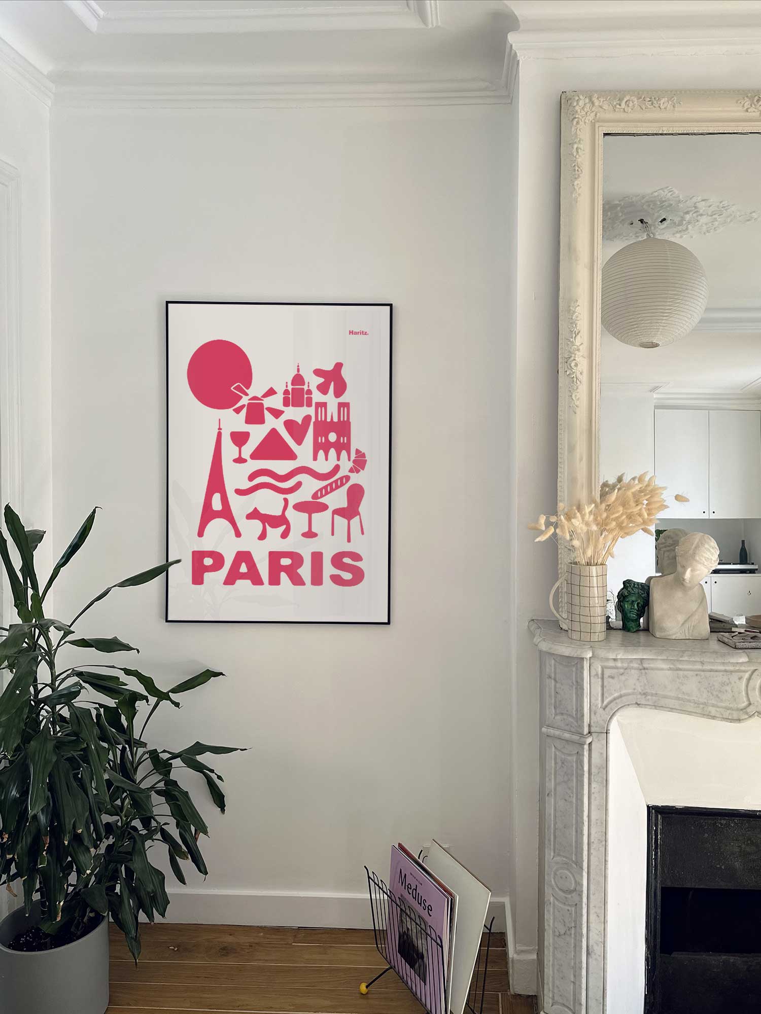 Affiche Paris version rose, de Haritz accrochée au mur près d'une cheminée en marbre dans un appartement parisien.