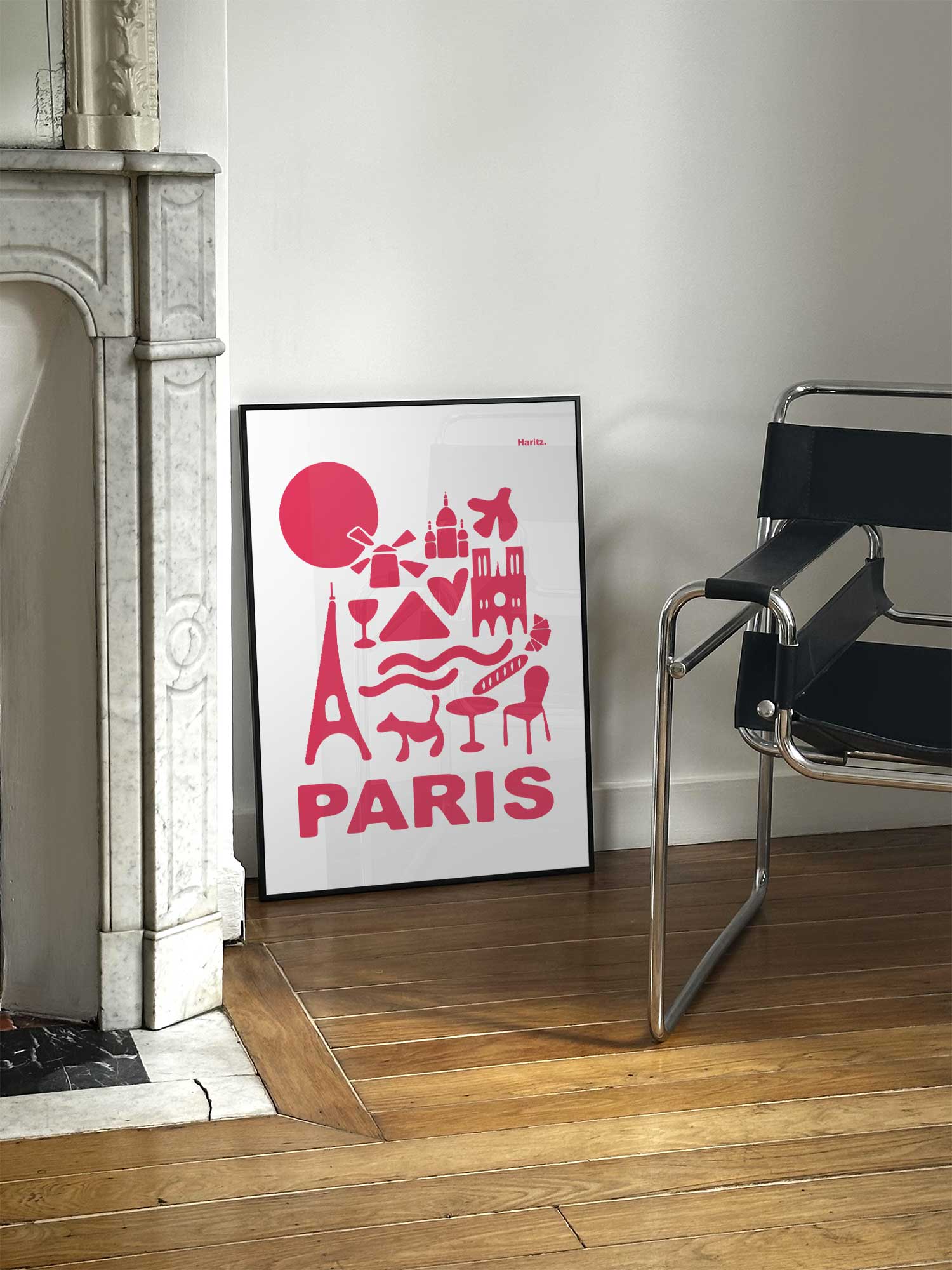 Affiche Paris, version rose et blanche, de Haritz posée près d'une cheminée en marbre avec chaise design dans un salon d'appartement parisien.