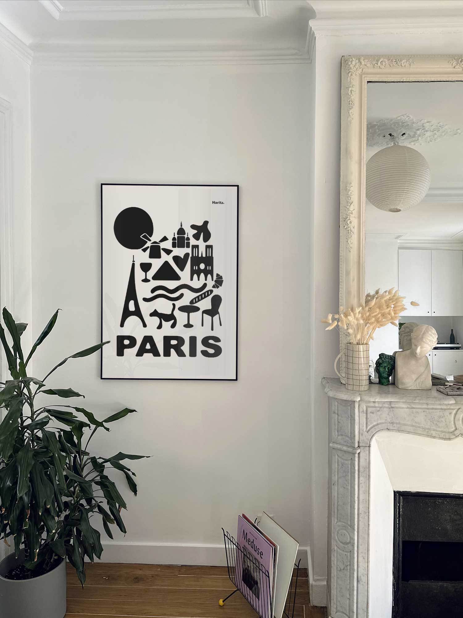 Affiche Paris de Haritz accrochée au mur près d'une cheminée en marbre dans un appartement parisien.