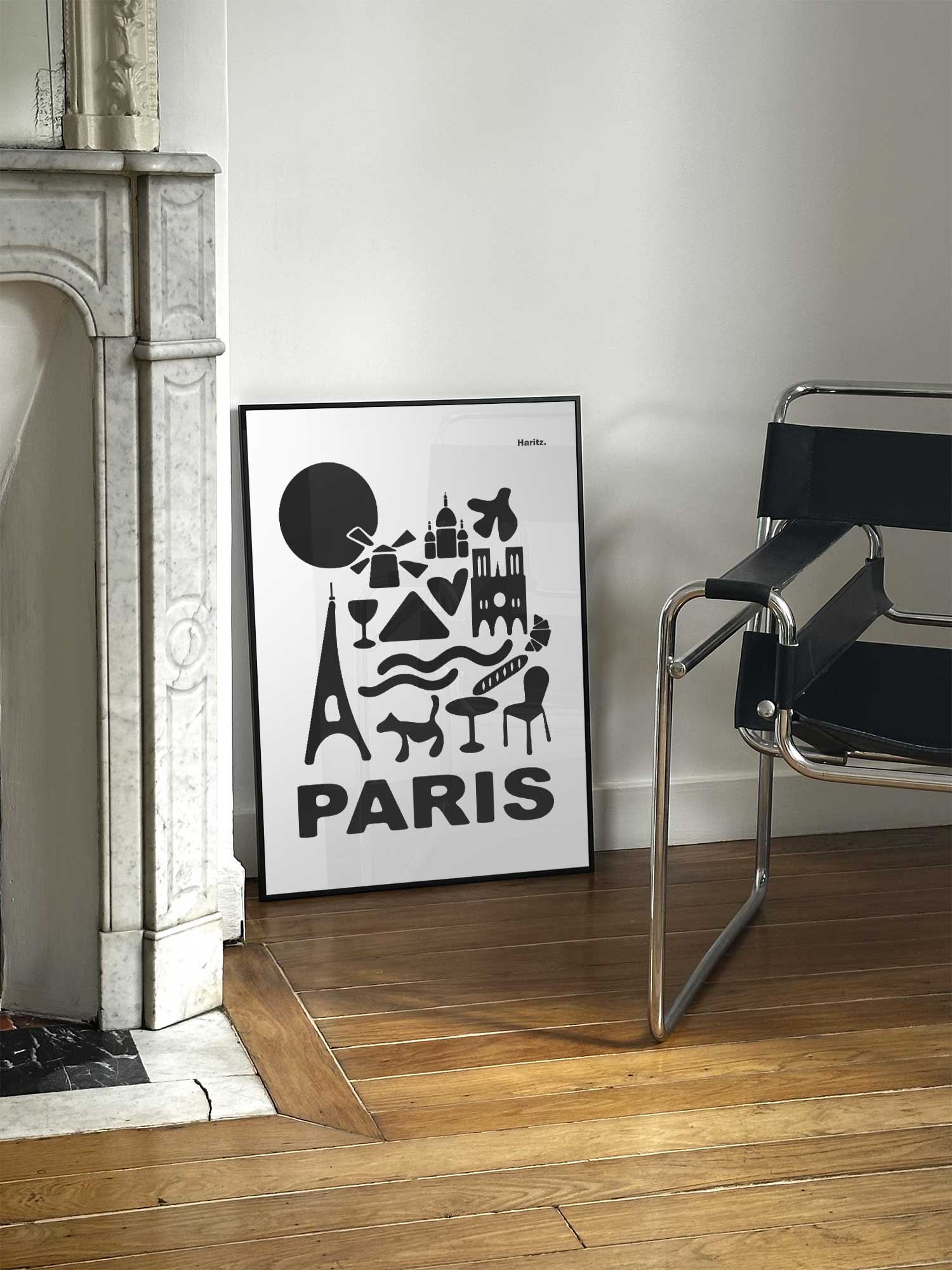 Affiche Paris, version noire et blanche, de Haritz posée près d'une cheminée en marbre avec chaise design dans un salon d'appartement parisien.