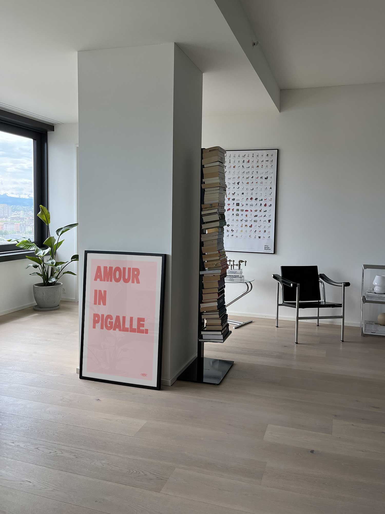 Affiche Amour in Pigalle de Haritz posée au sol dans un salon moderne et lumineux.