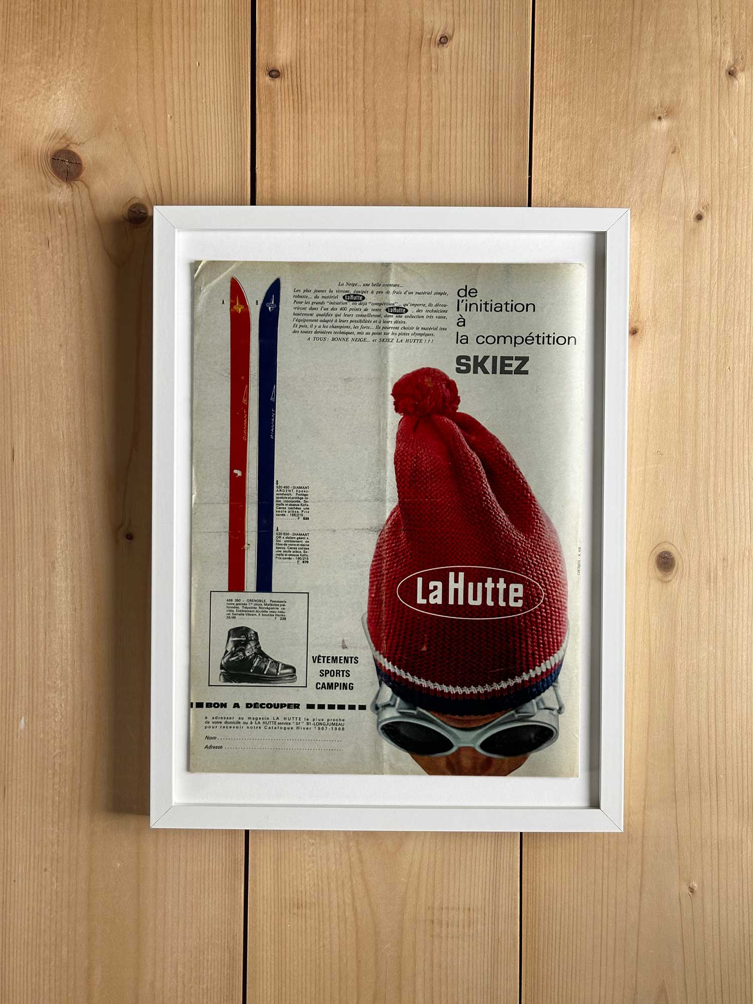 Affiche ski vintage originale 1967, publicité La Hutte bonnet rouge et skis, extraite du magazine Ski Français — collection Archives Haritz
