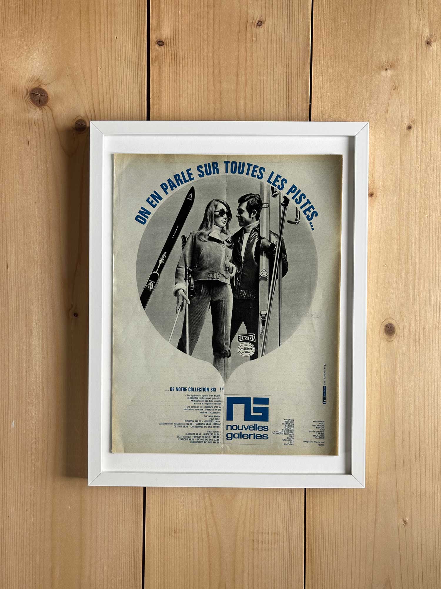 Affiche ski vintage originale 1967, publicité Nouvelles Galeries collection ski, extraite du magazine Ski Français — collection Archives Haritz