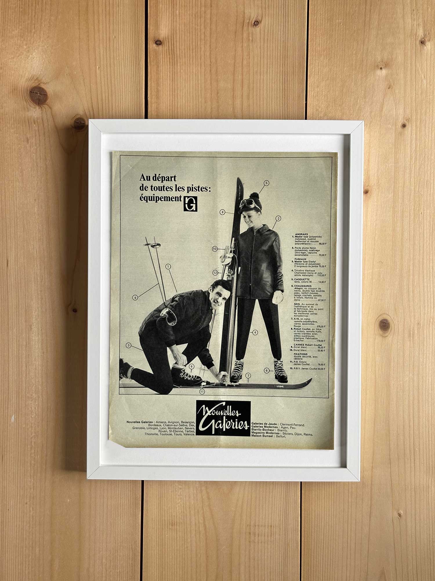 Affiche ski vintage originale 1965, publicité Nouvelles Galeries équipement ski, extraite du magazine Ski Français — collection Archives Haritz