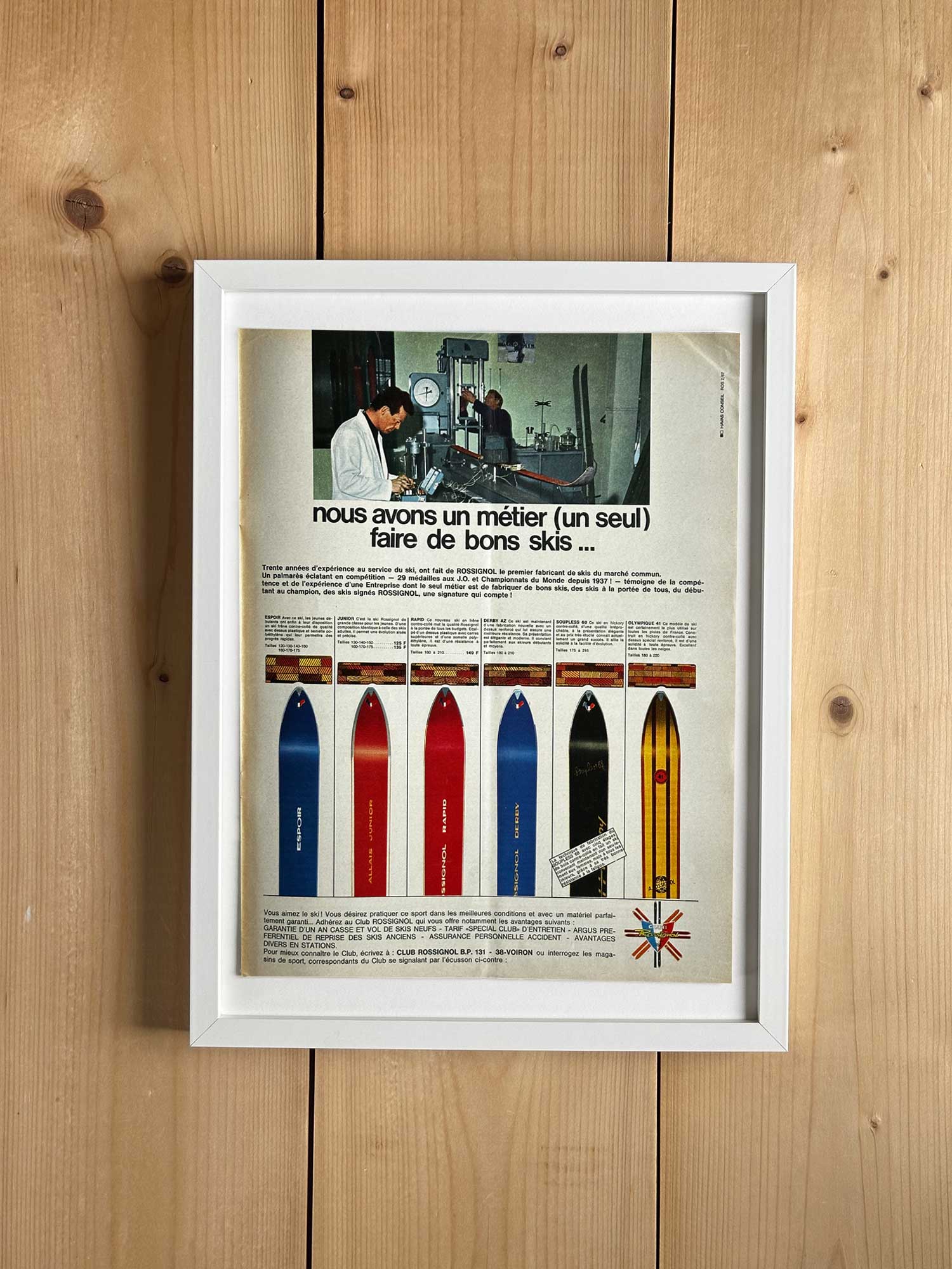 Affiche ski vintage originale 1967, catalogue Rossignol gamme complète de skis, extraite du magazine Ski Français — collection Archives Haritz
