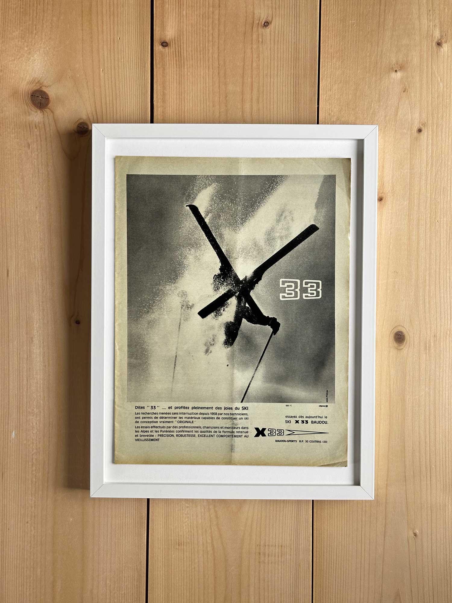 Affiche ski vintage originale 1965, publicité X33 Baudou skieur en action, extraite du magazine Ski Français — collection Archives Haritz