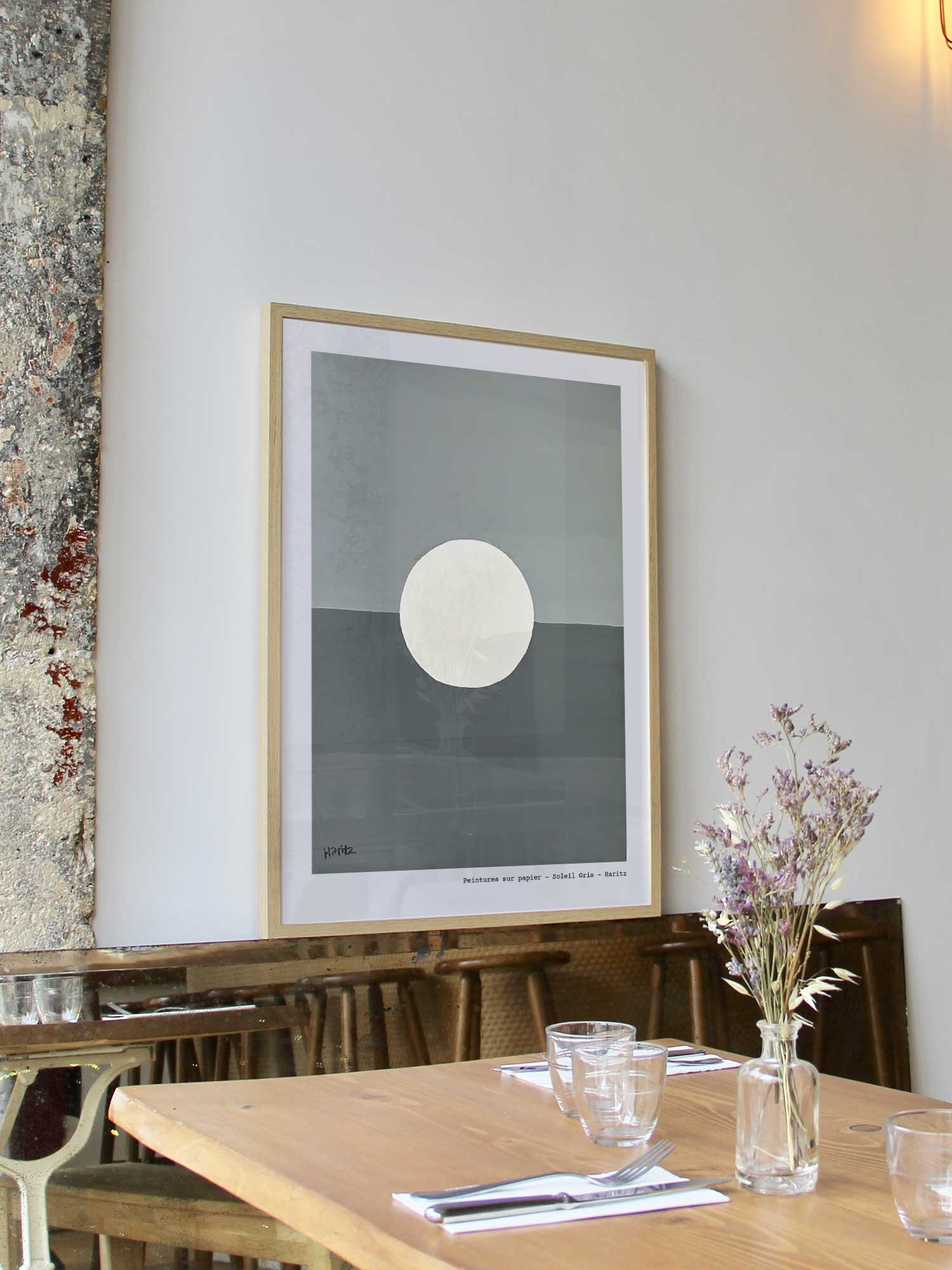 Affiche Lune de Haritz encadrée dans un restaurant bistrot parisien au style minimaliste et branché.