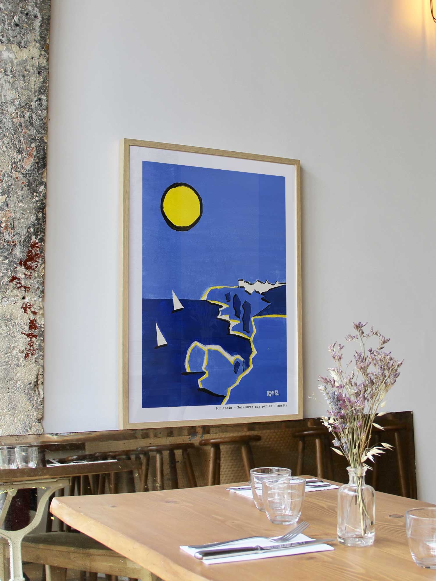 Affiche Bonifacio de Haritz encadrée dans un restaurant bistrot parisien au style minimaliste et branché.