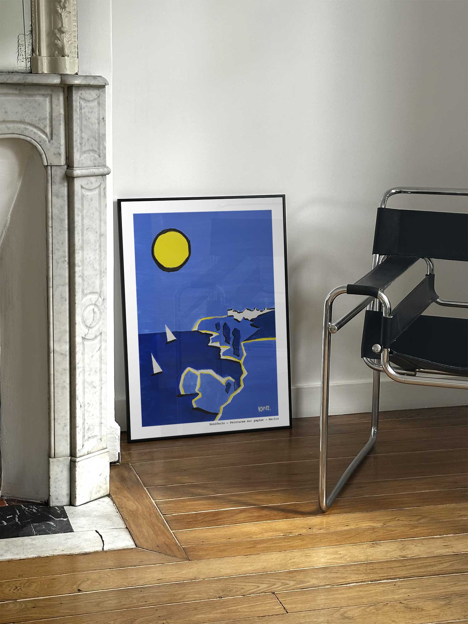Affiche Bonifacio de Haritz posée près d'une cheminée en marbre avec chaise design dans un salon d'appartement parisien.