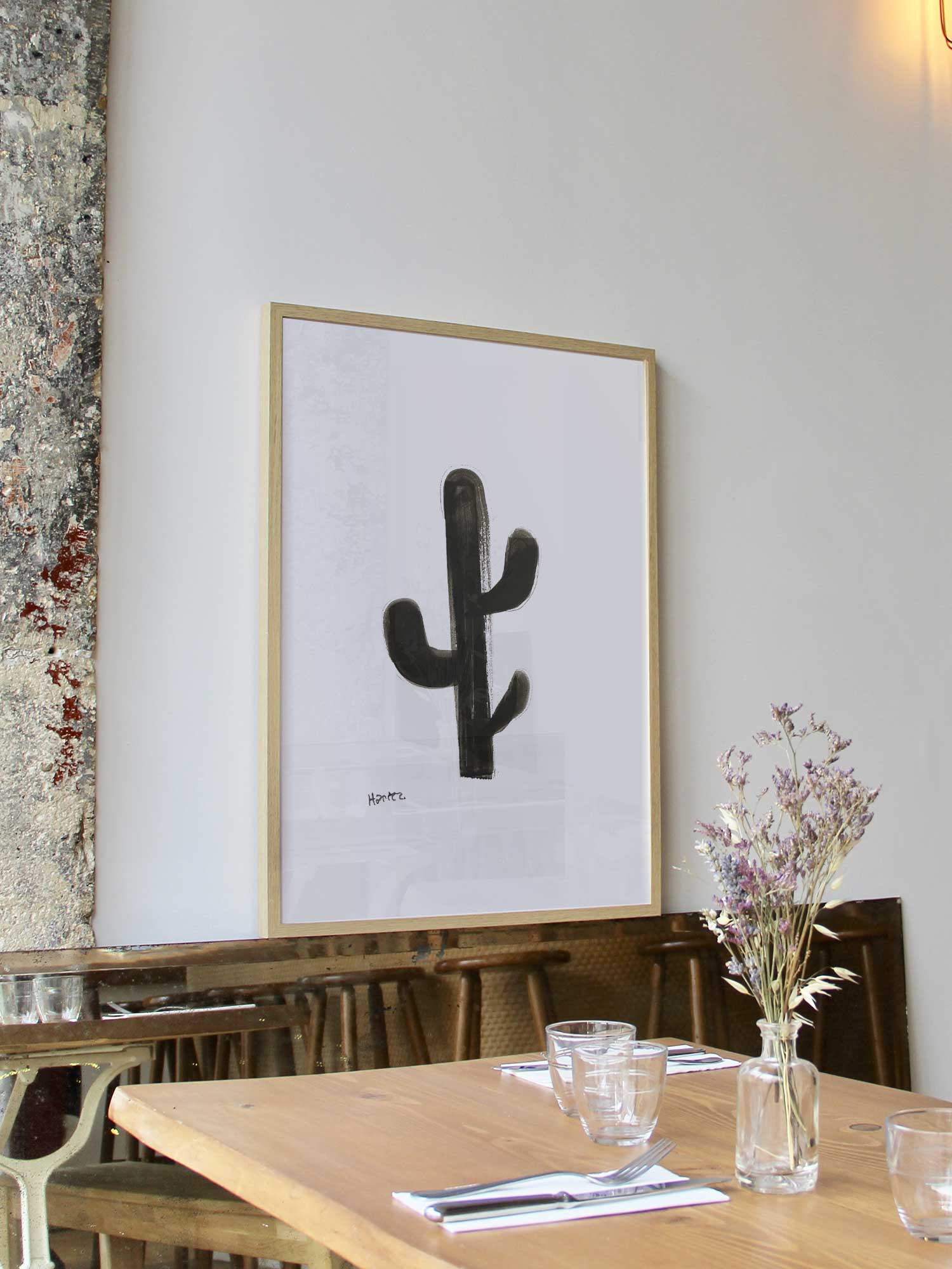 Affiche Cactus de Haritz encadrée dans un restaurant bistrot parisien au style minimaliste et branché.