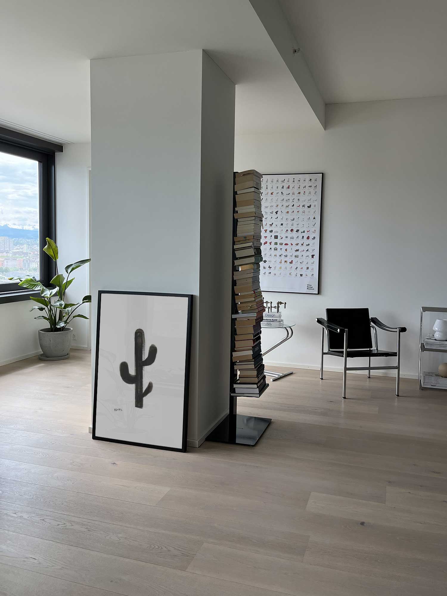 Affiche Cactus de Haritz posée au sol dans un salon moderne et lumineux.