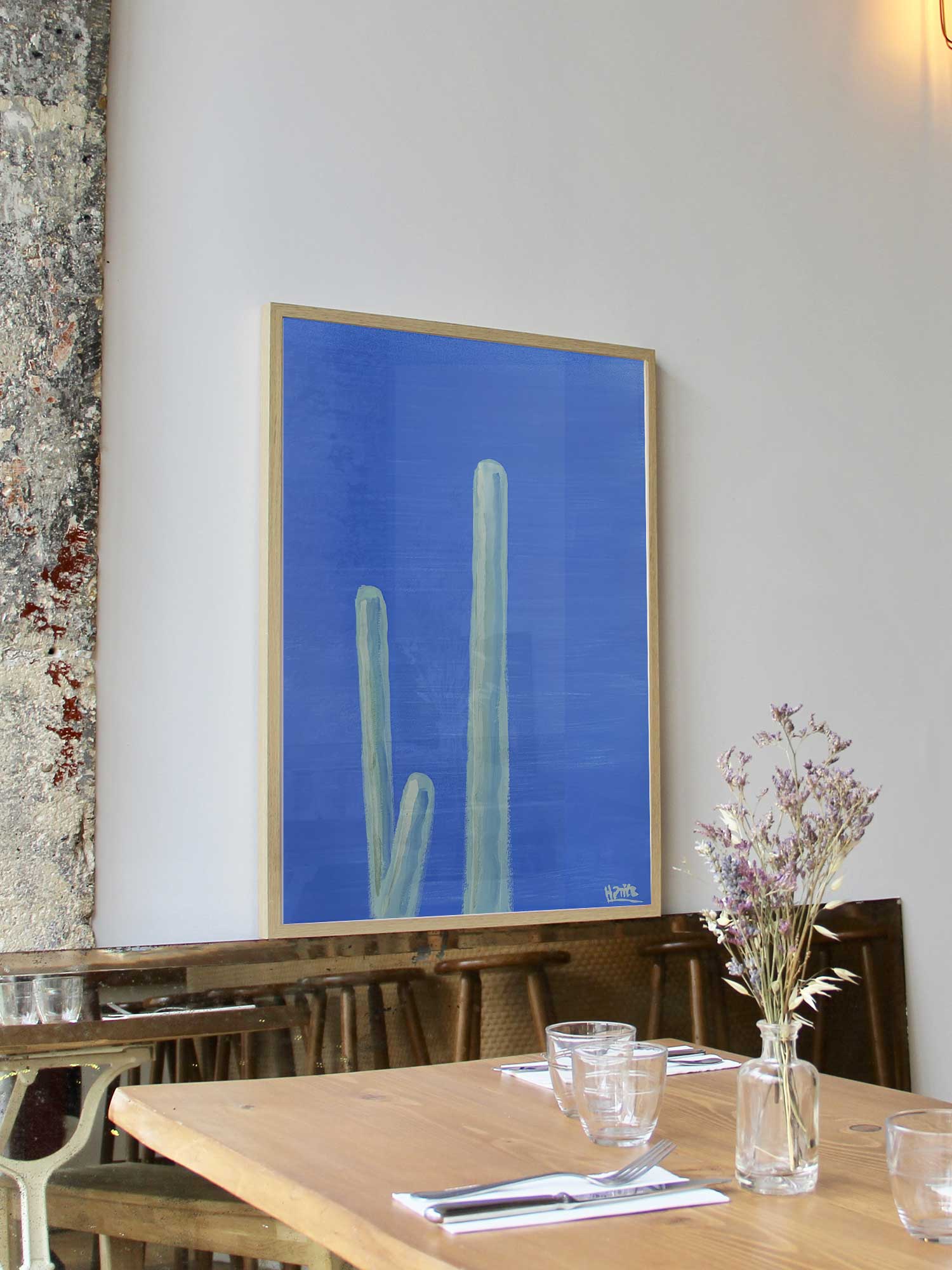 Affiche cactus vert de Haritz encadrée dans un restaurant bistrot parisien au style minimaliste et branché.