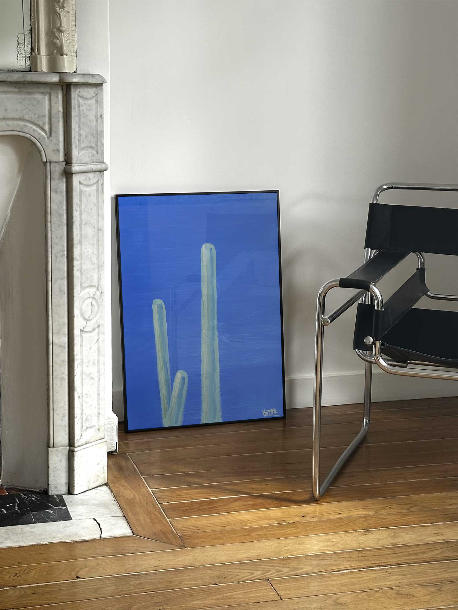 Affiche Cactus vert de Haritz posée près d'une cheminée en marbre avec chaise design dans un salon d'appartement parisien.