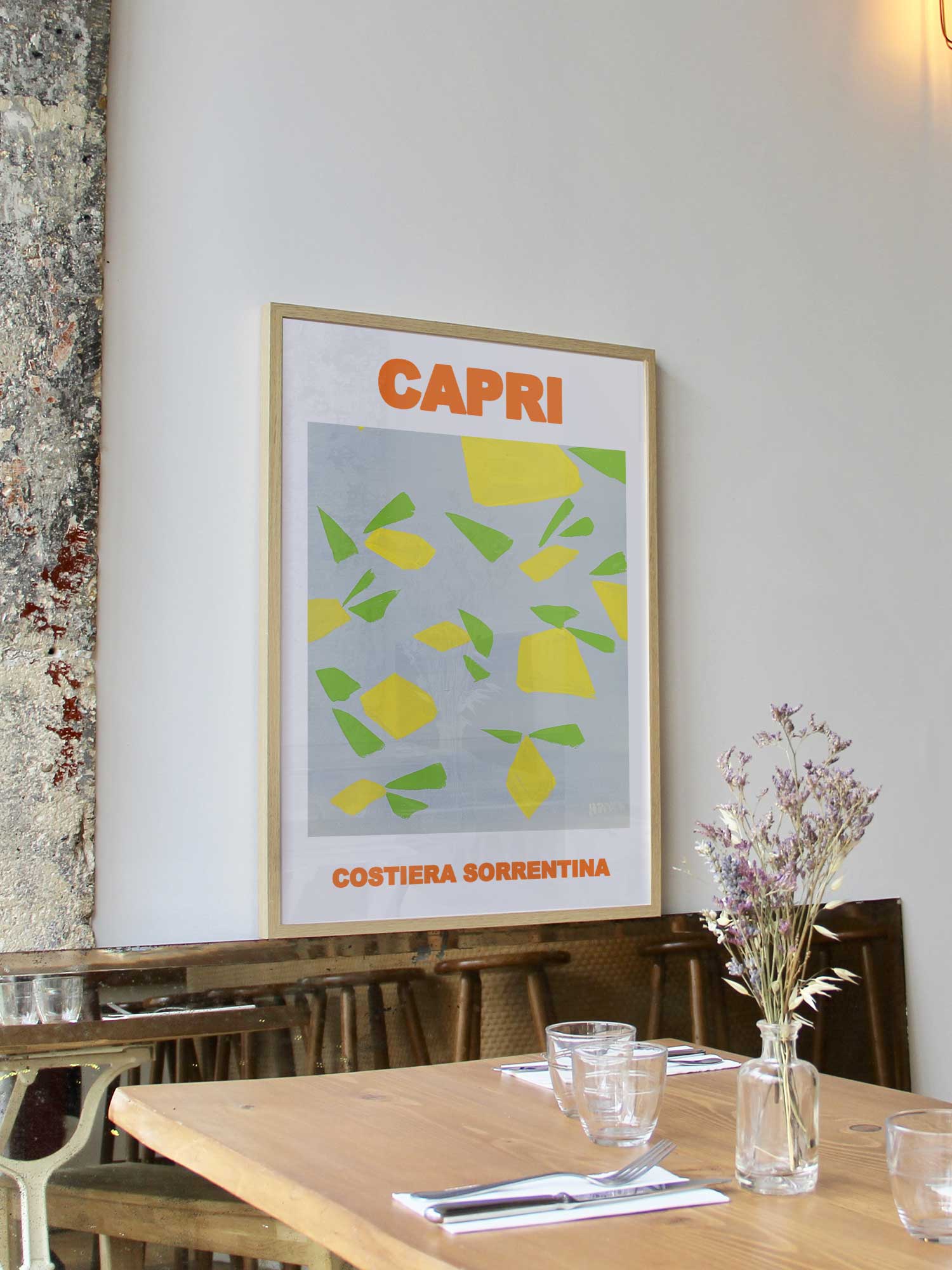 Affiche Capri de Haritz encadrée dans un restaurant bistrot parisien au style minimaliste et branché.