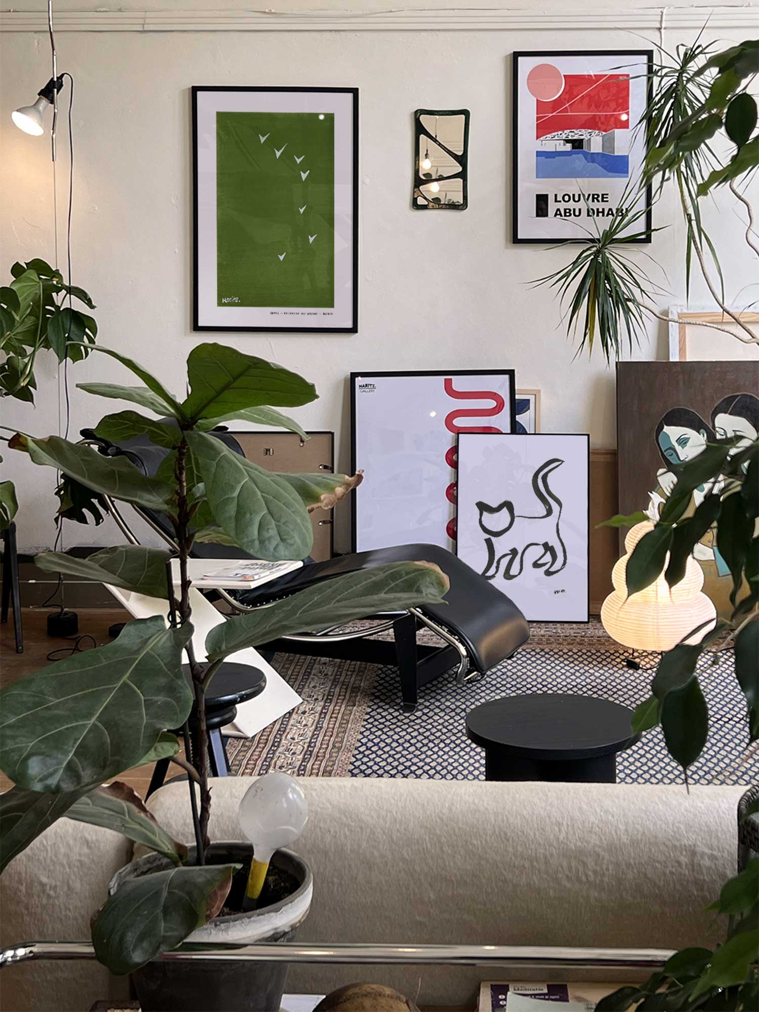 Affiche Envol de Haritz accrochée au mur dans un intérieur parisien végétal et artistique.