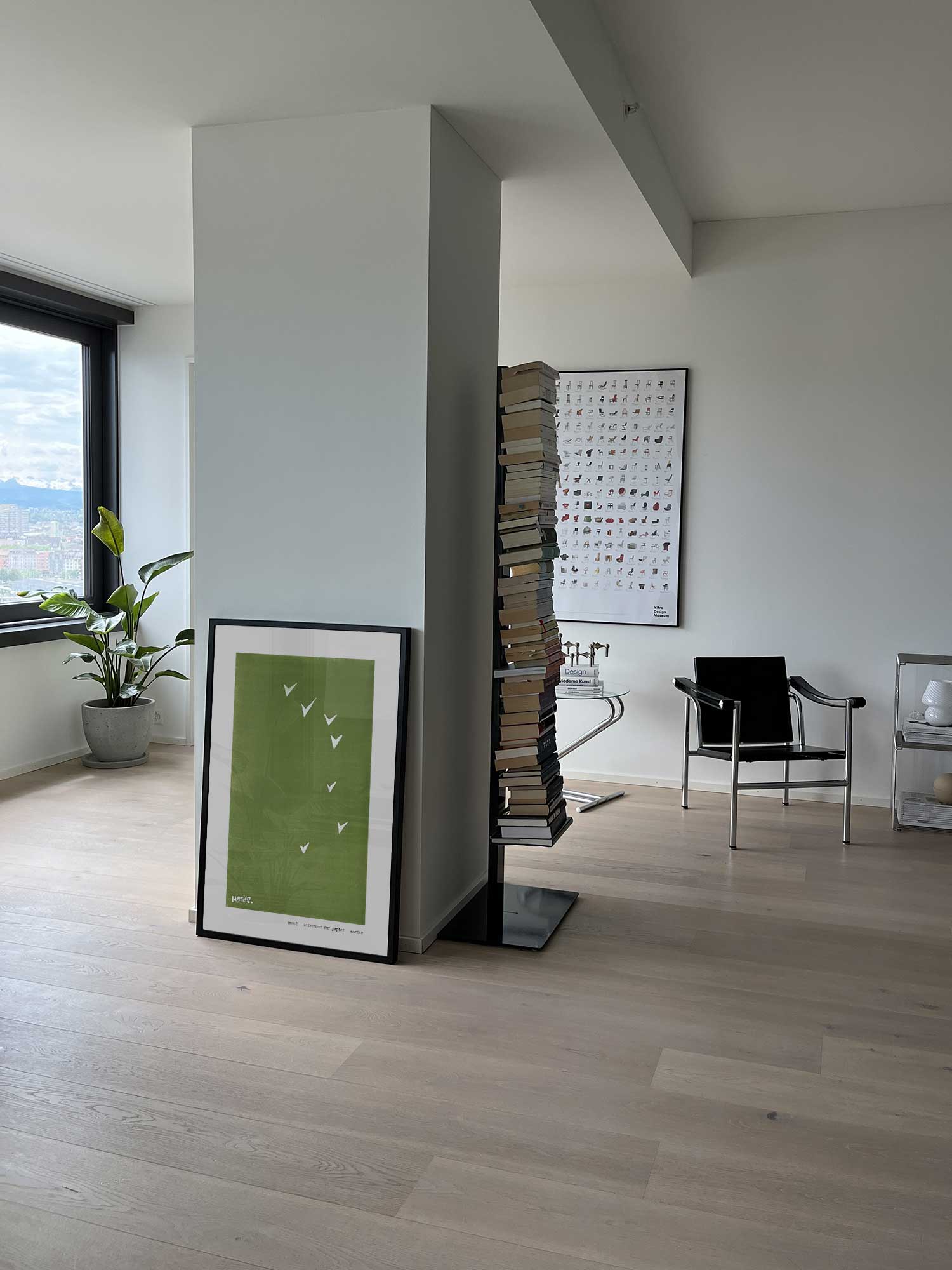 Affiche Envol de Haritz posée au sol dans un salon moderne et lumineux.