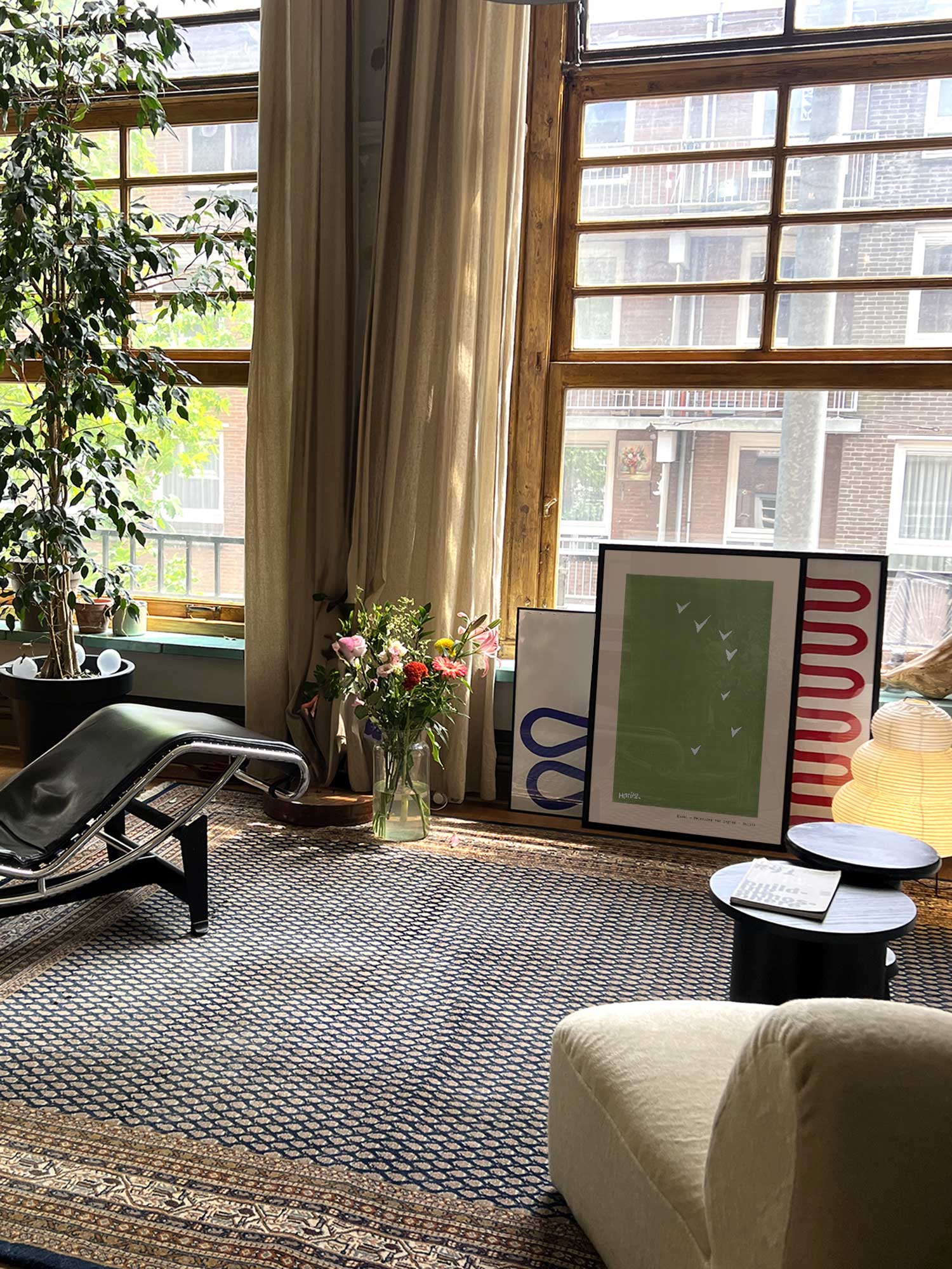 Affiche Envol de Haritz dans un salon avec grandes fenêtres et mobilier design.