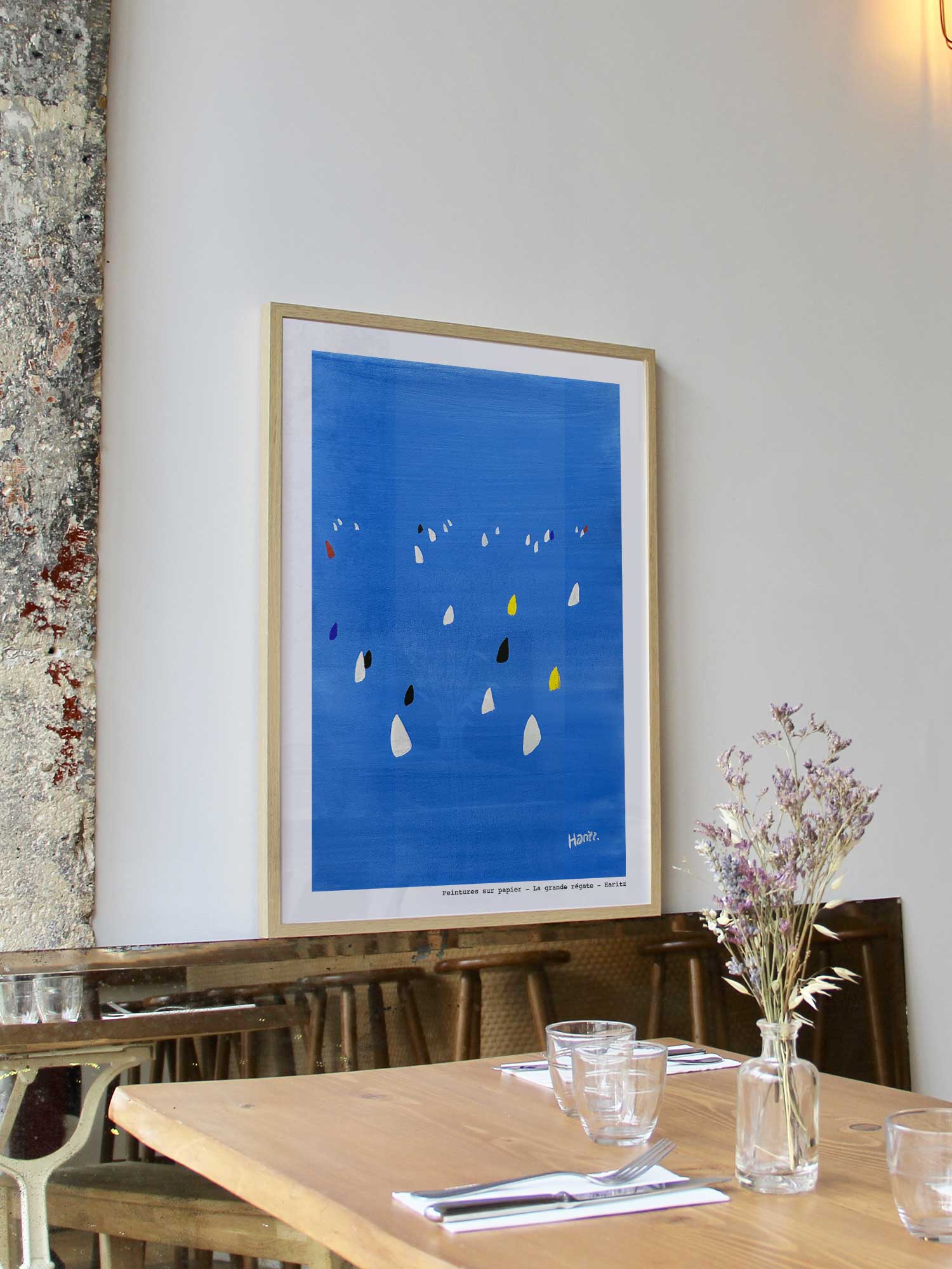 Affiche La grande régate de Haritz encadrée dans un restaurant bistrot parisien au style minimaliste et branché.