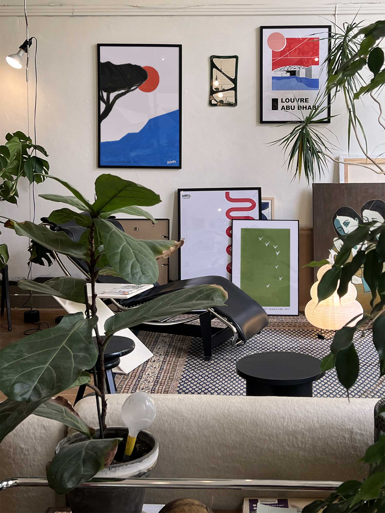 Affiche Littoral de Haritz accrochée au mur dans un intérieur parisien végétal et artistique.