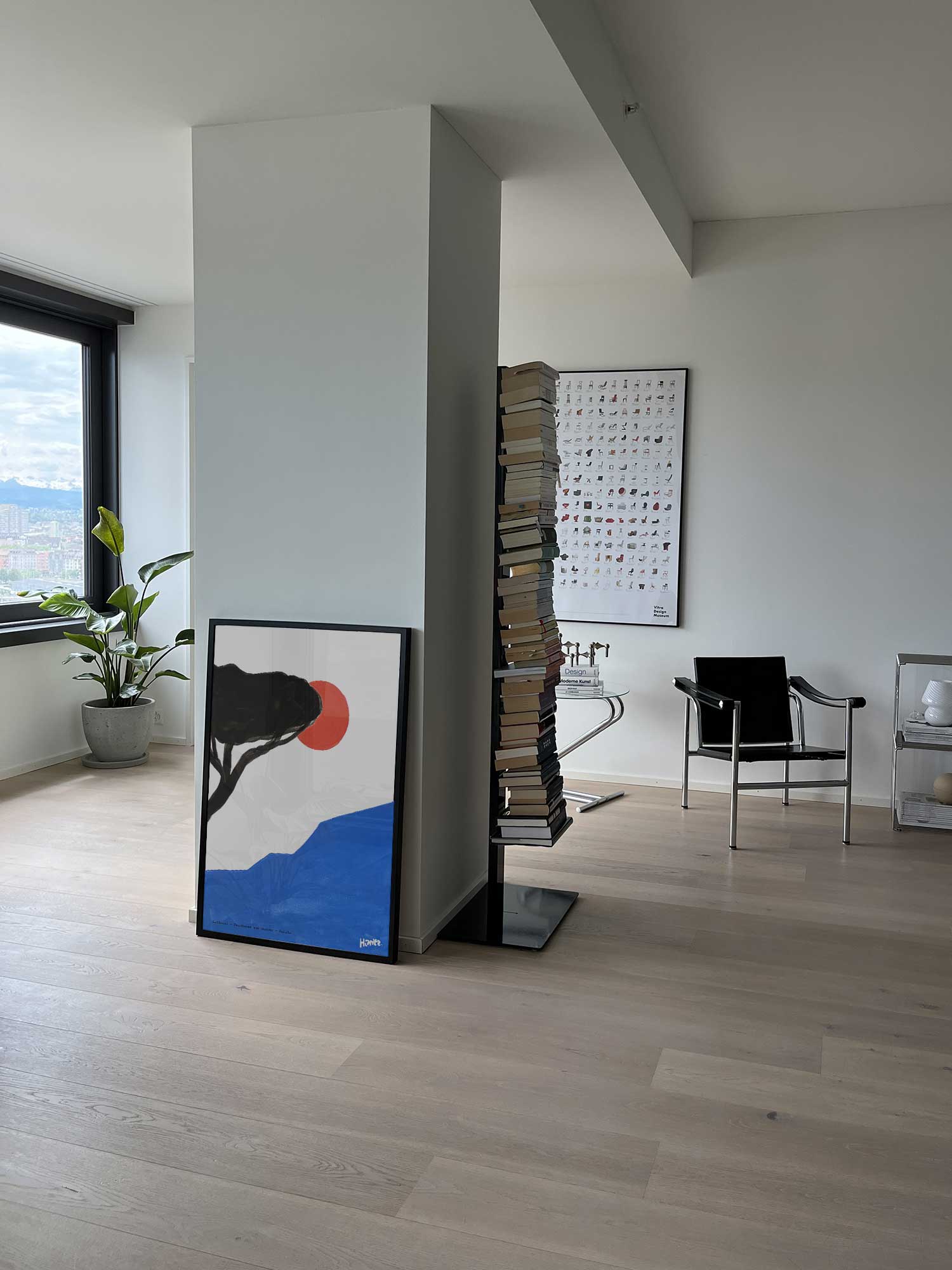 Affiche Littoral de Haritz posée au sol dans un salon moderne et lumineux.