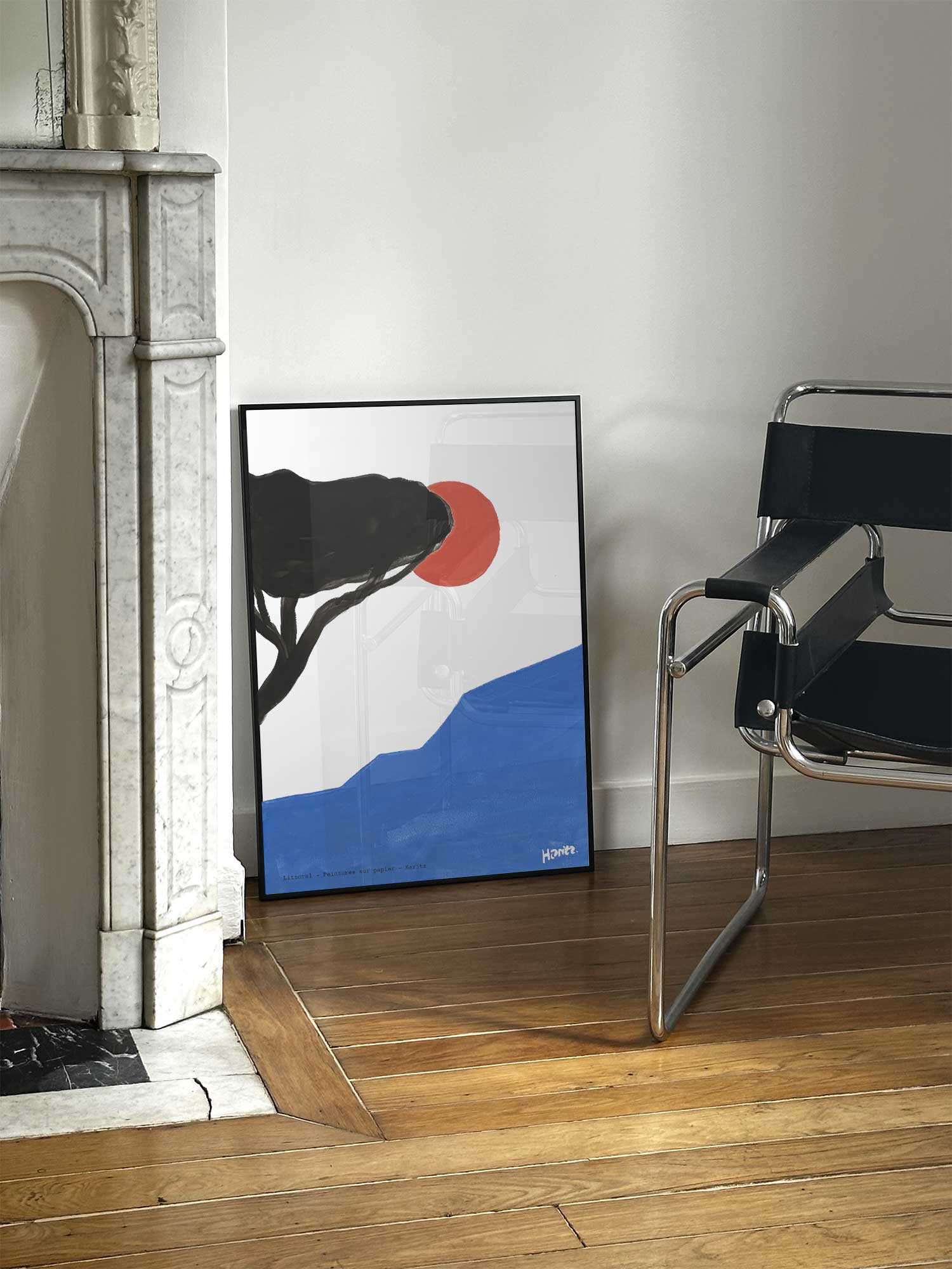 Affiche Littoral de Haritz posée près d'une cheminée en marbre avec chaise design dans un salon d'appartement parisien.