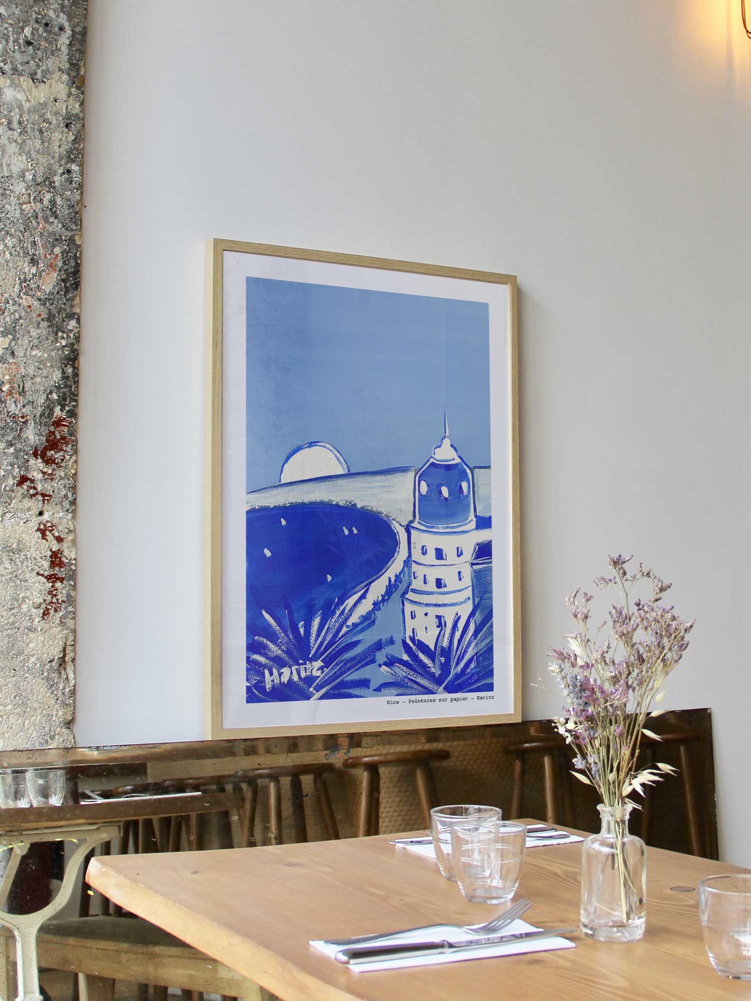 Affiche Nice de Haritz encadrée dans un restaurant bistrot parisien au style minimaliste et branché.