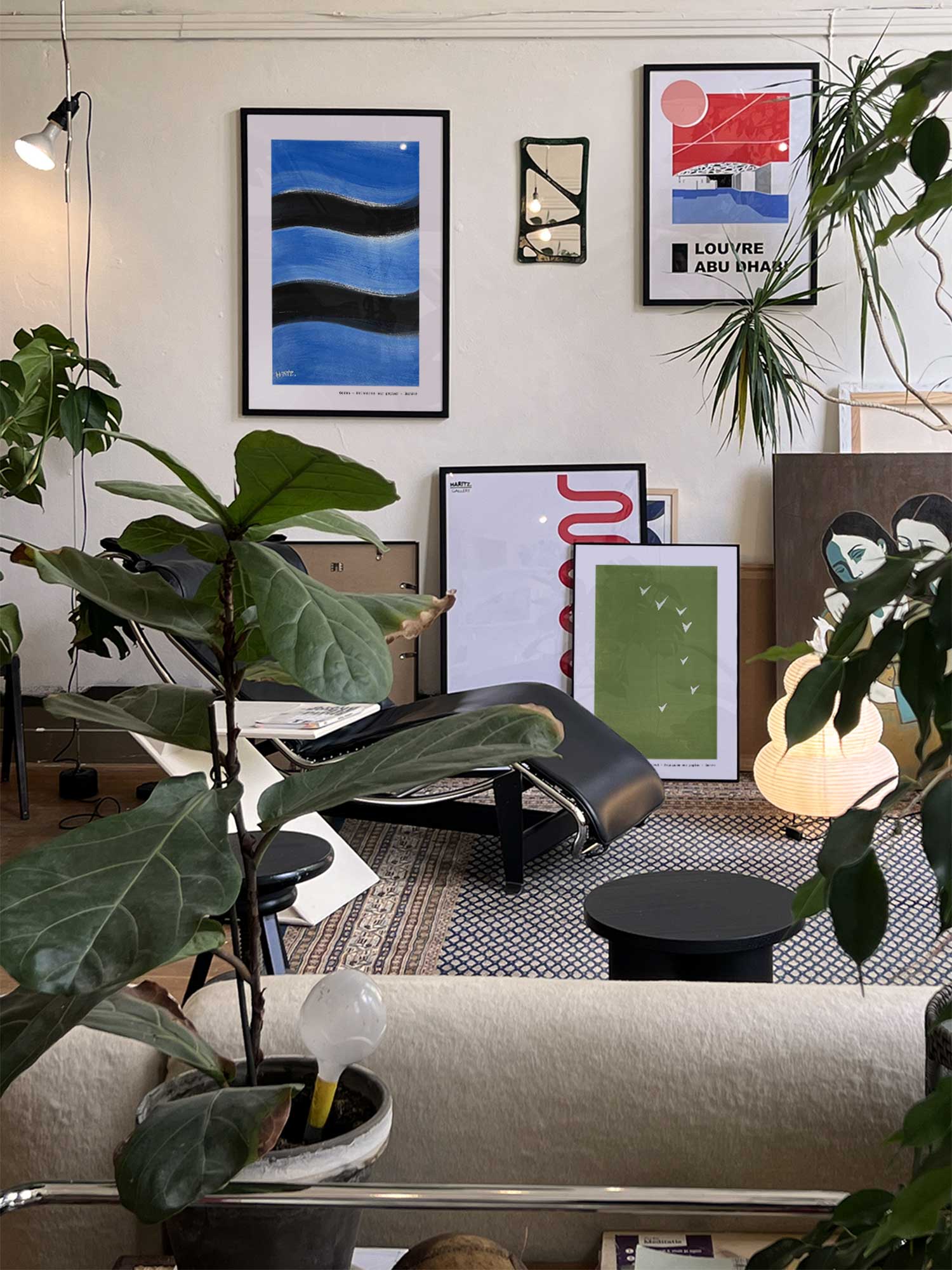 Affiche Ocean de Haritz accrochée au mur dans un intérieur parisien végétal et artistique.