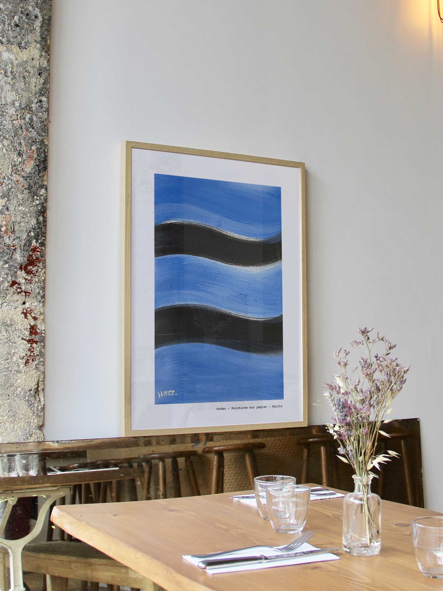 Affiche Ocean de Haritz encadrée dans un restaurant bistrot parisien au style minimaliste et branché.
