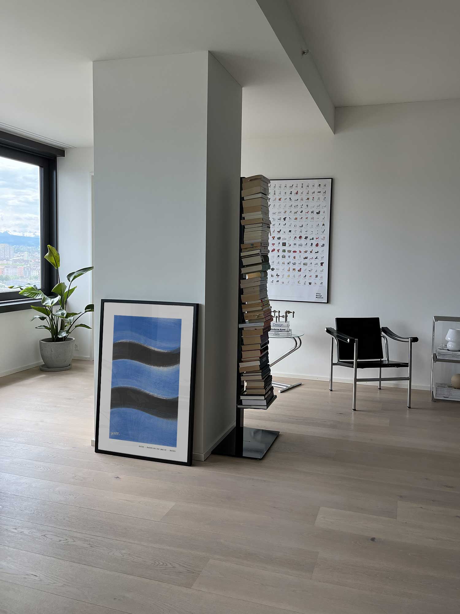 Affiche Ocean de Haritz posée au sol dans un salon moderne et lumineux.