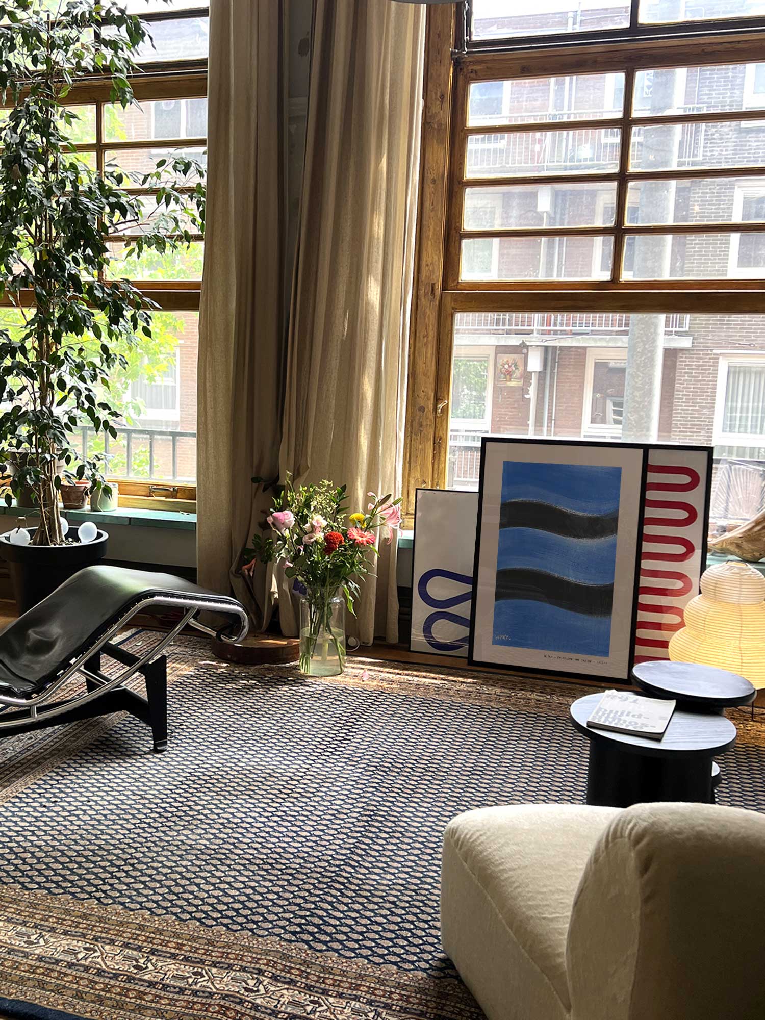Affiche Ocean de Haritz dans un salon avec grandes fenêtres et mobilier design.