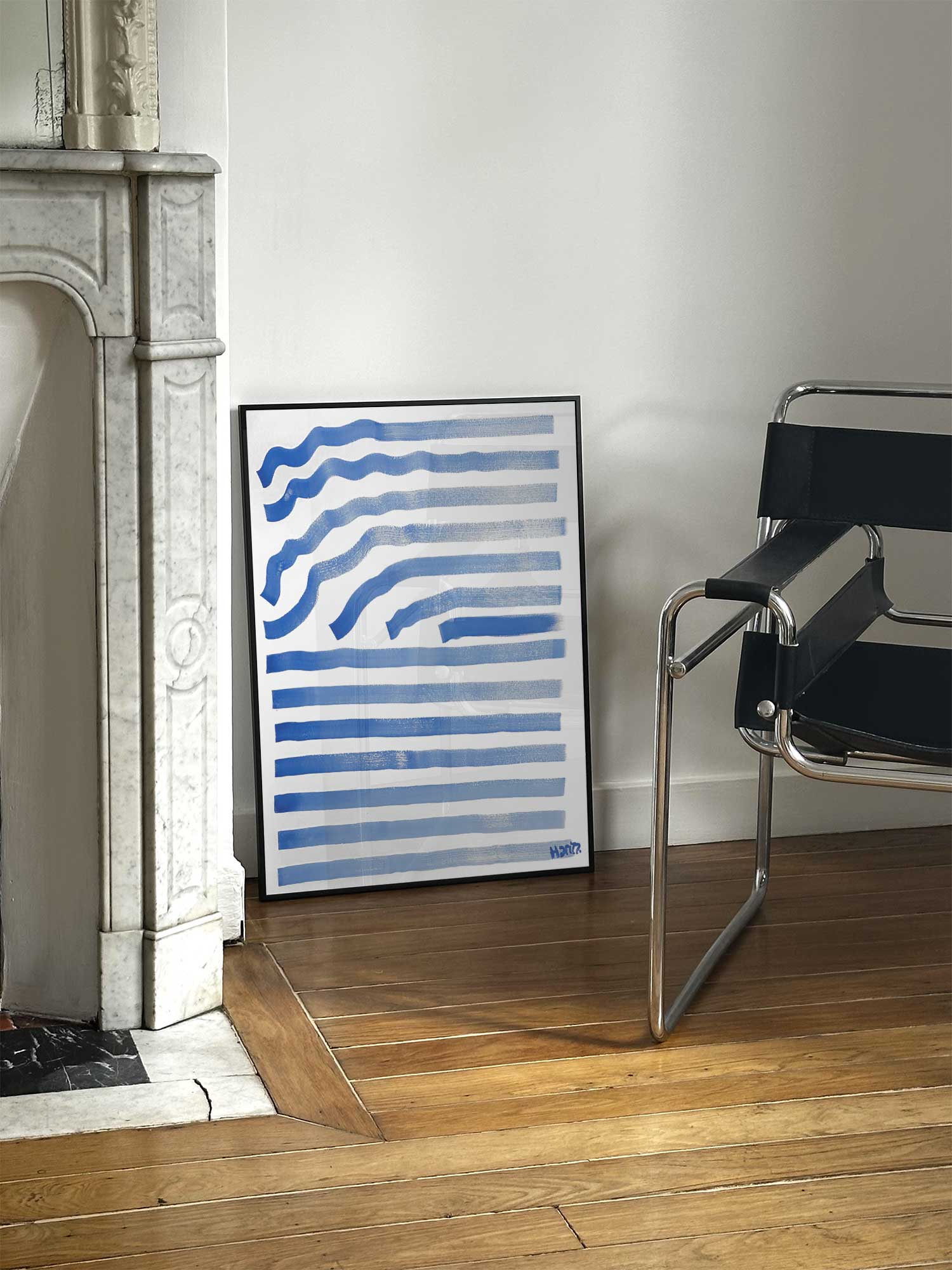 Affiche Ondes bleues de Haritz posée près d'une cheminée en marbre avec chaise design dans un salon d'appartement parisien.