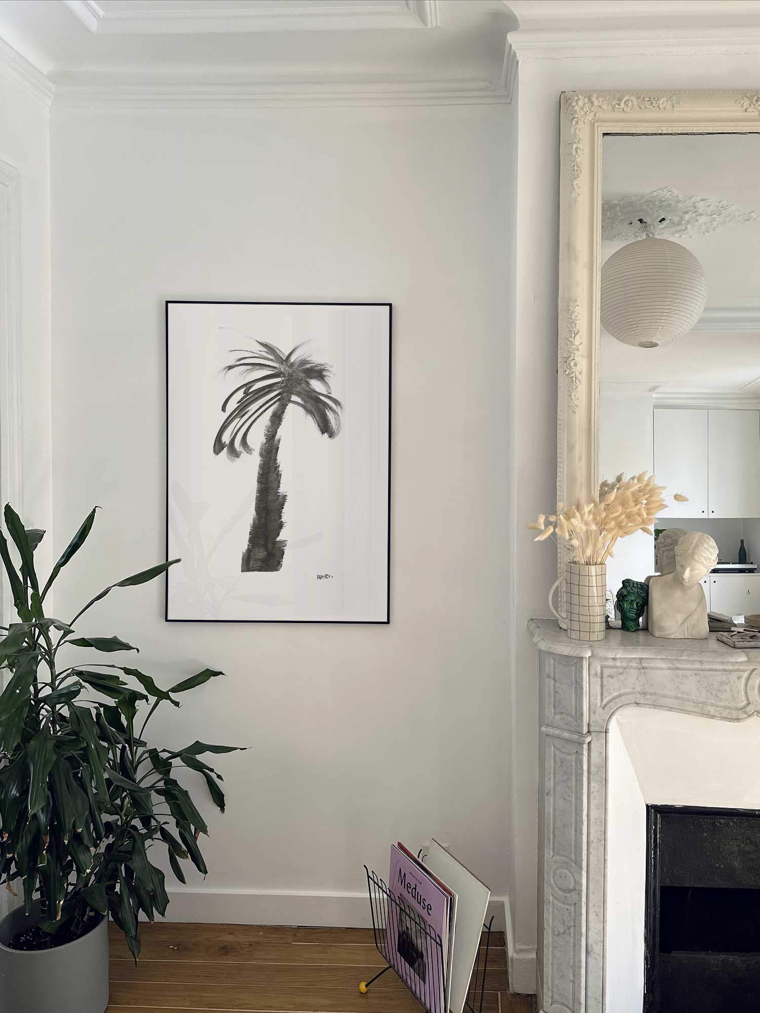 Affiche Palmier1 de Haritz accrochée au mur près d'une cheminée en marbre dans un appartement parisien.