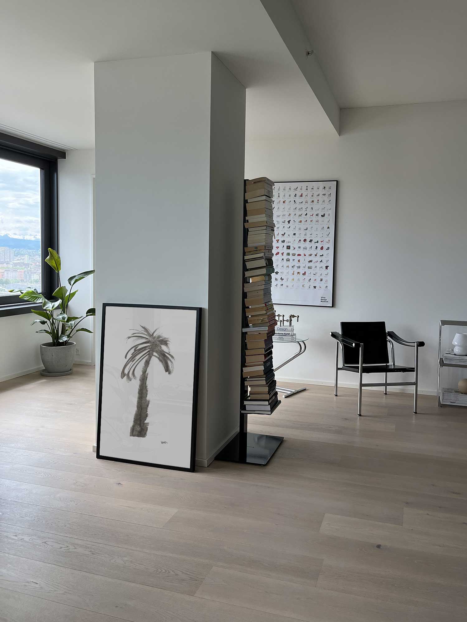 Affiche Palmier1 de Haritz posée au sol dans un salon moderne et lumineux.