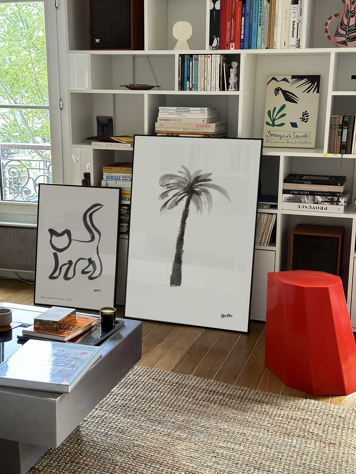 Affiche Palmier2 de Haritz grand format dans un salon parisien design devant une bibliothèque blanche avec livres d'art.