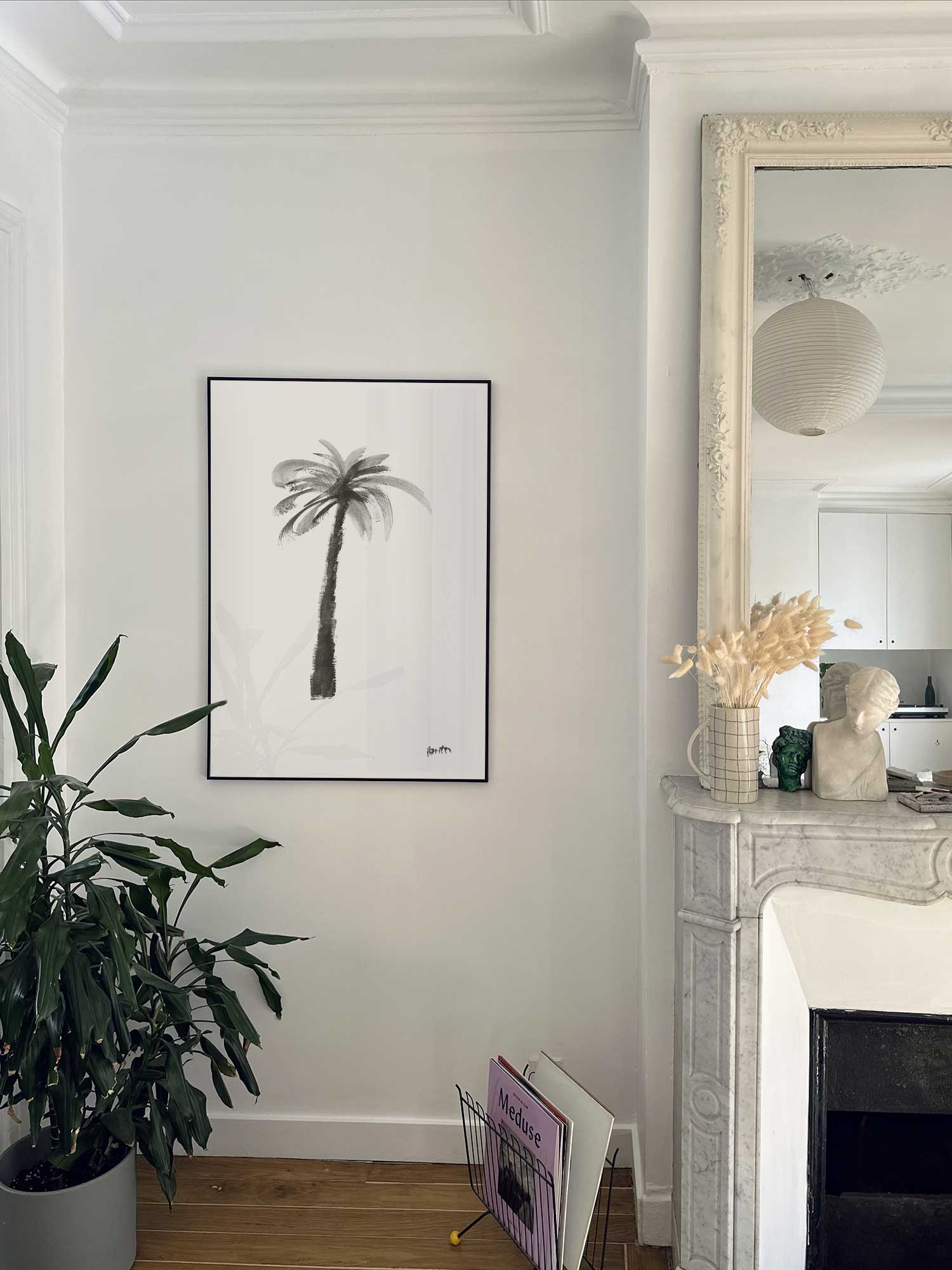 Affiche Palmier2 de Haritz accrochée au mur près d'une cheminée en marbre dans un appartement parisien.