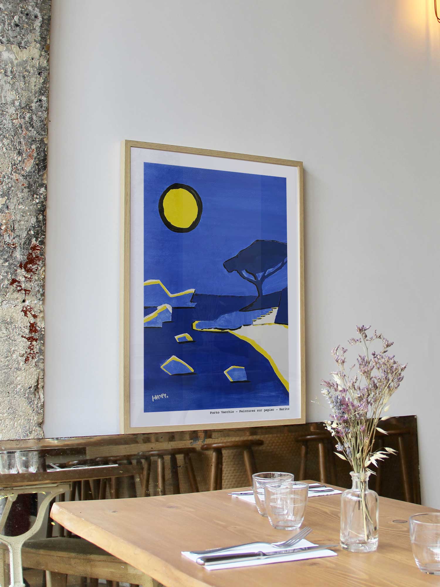 Affiche Porto Vecchio de Haritz encadrée dans un restaurant bistrot parisien au style minimaliste et branché.