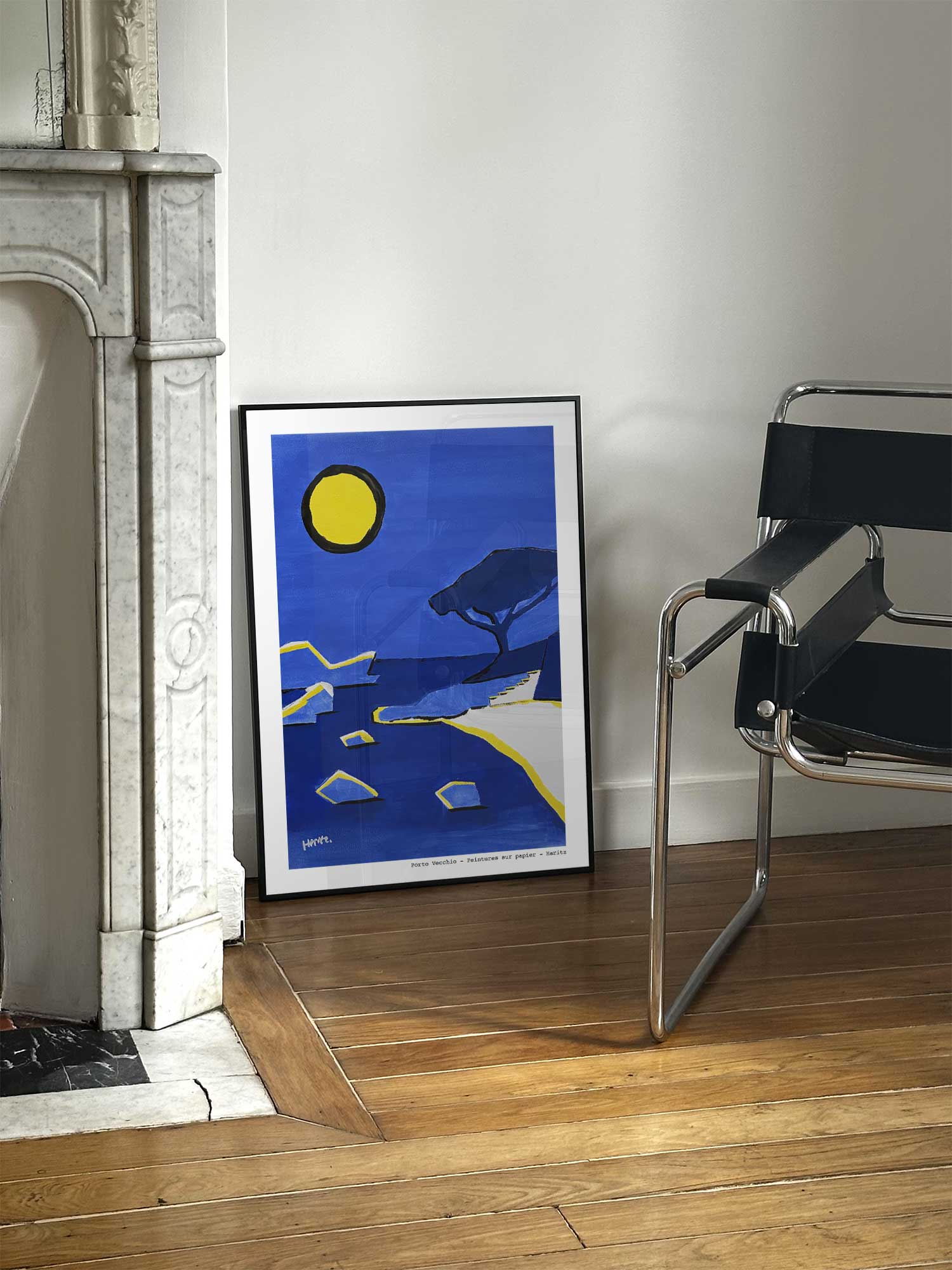 Affiche Porto Vecchio de Haritz posée près d'une cheminée en marbre avec chaise design dans un salon d'appartement parisien.
