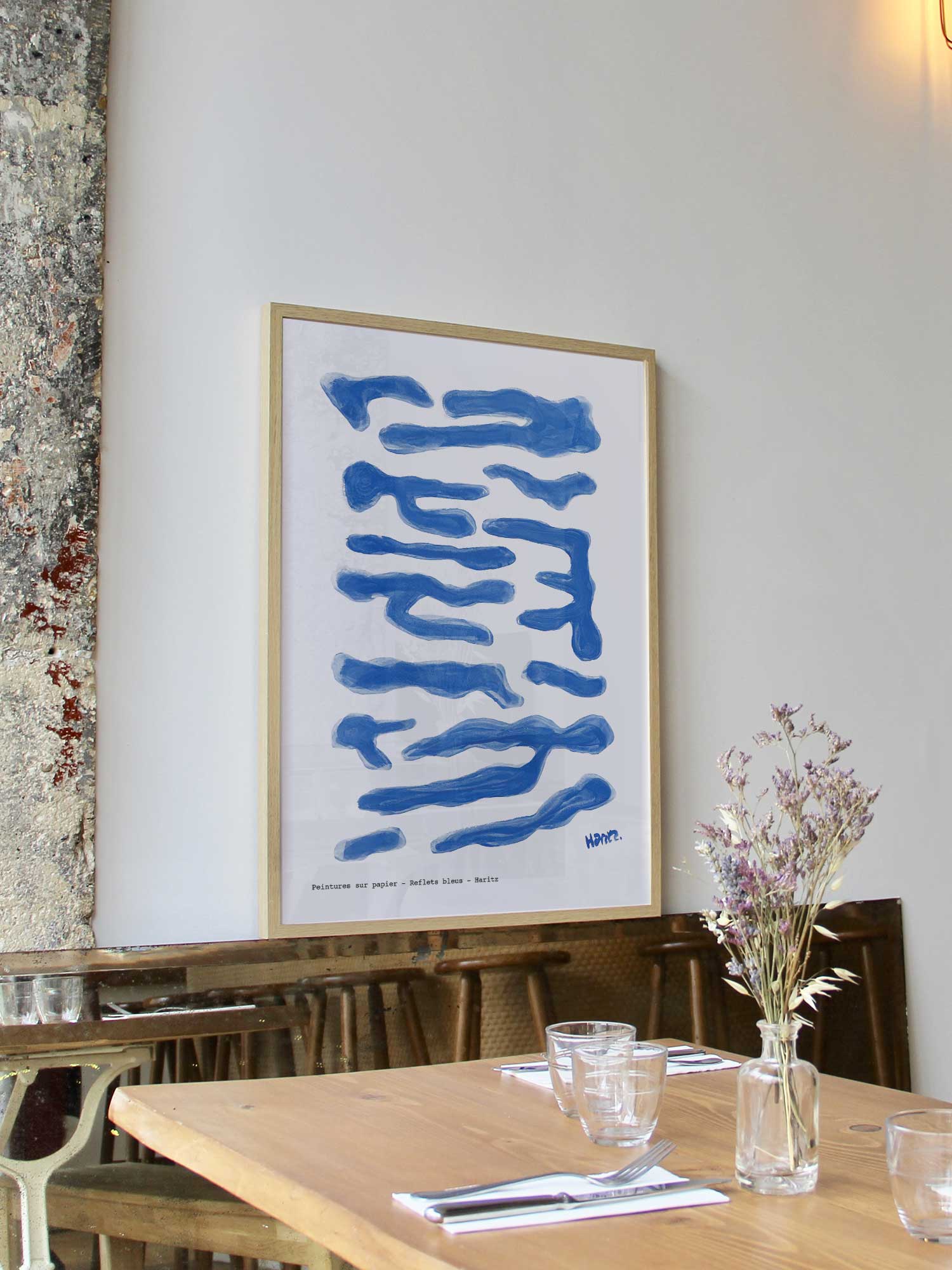 Affiche Reflets bleus de Haritz encadrée dans un restaurant bistrot parisien au style minimaliste et branché.