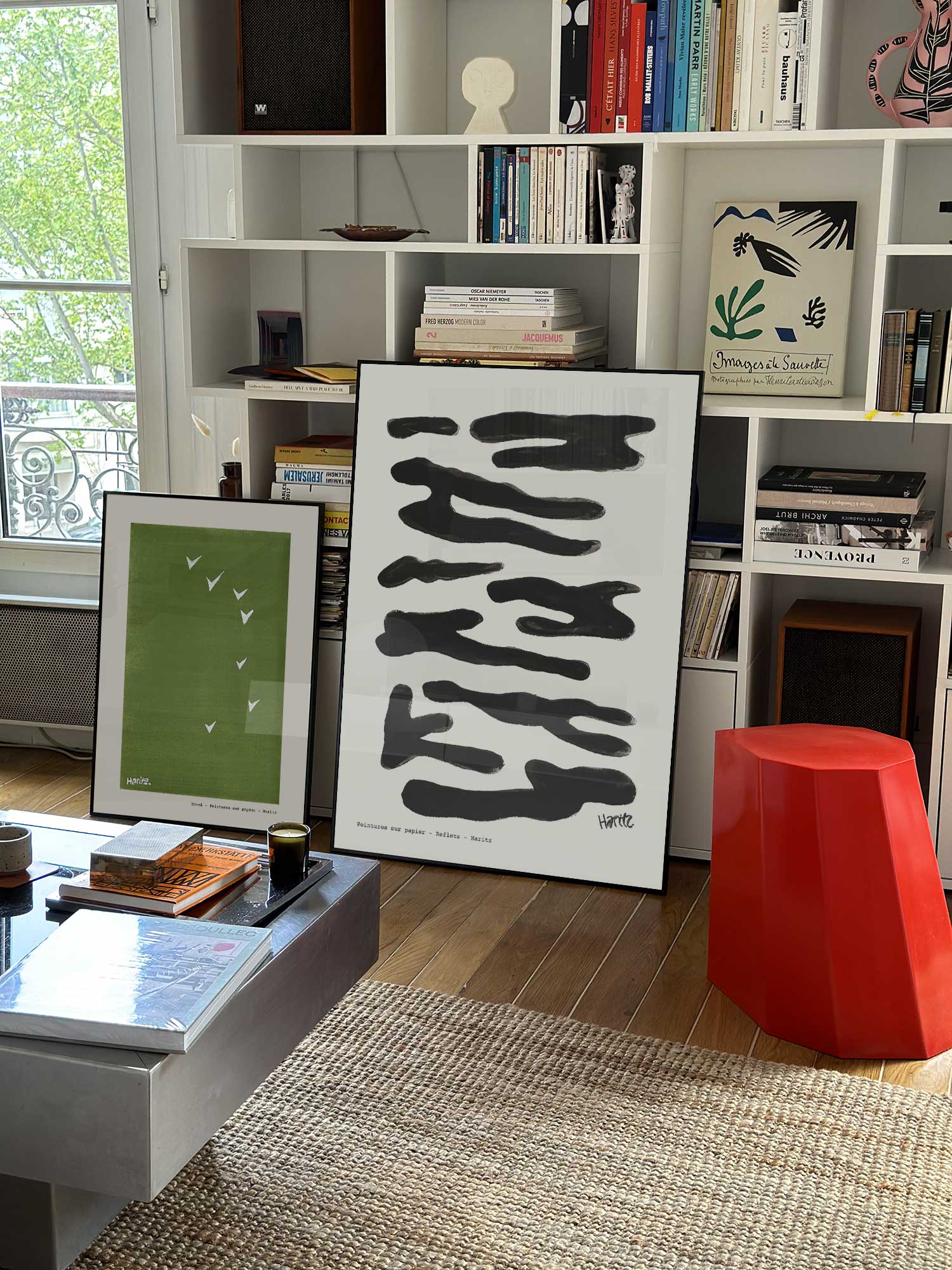 Affiche Reflets noirs de Haritz grand format dans un salon parisien design devant une bibliothèque blanche avec livres d'art.
